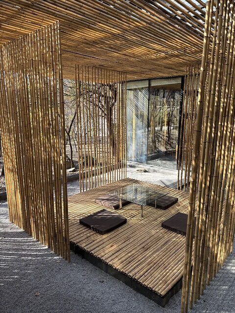 木製床の上にあるベンチ