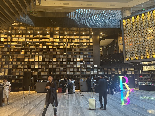 空港のロビーにいる人たち