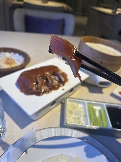 皿の上の食べ物とナイフ