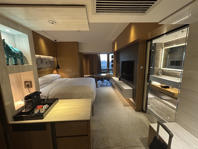 天井からぶら下がっているキッチン