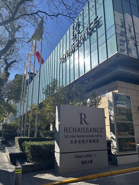 建物の前の道路標識