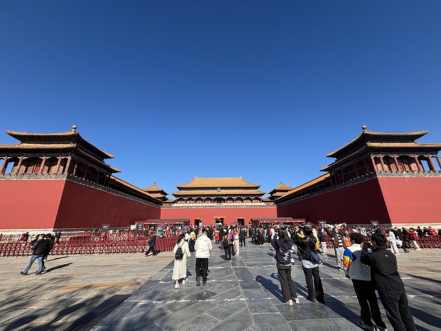 建物の前の広場にいる人々