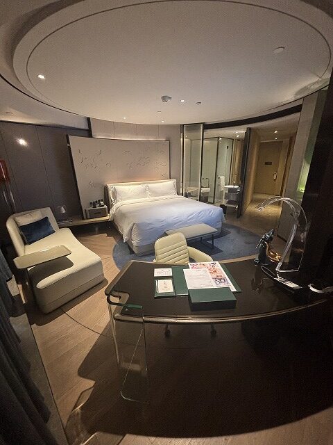 机の上に置かれたスーツケース