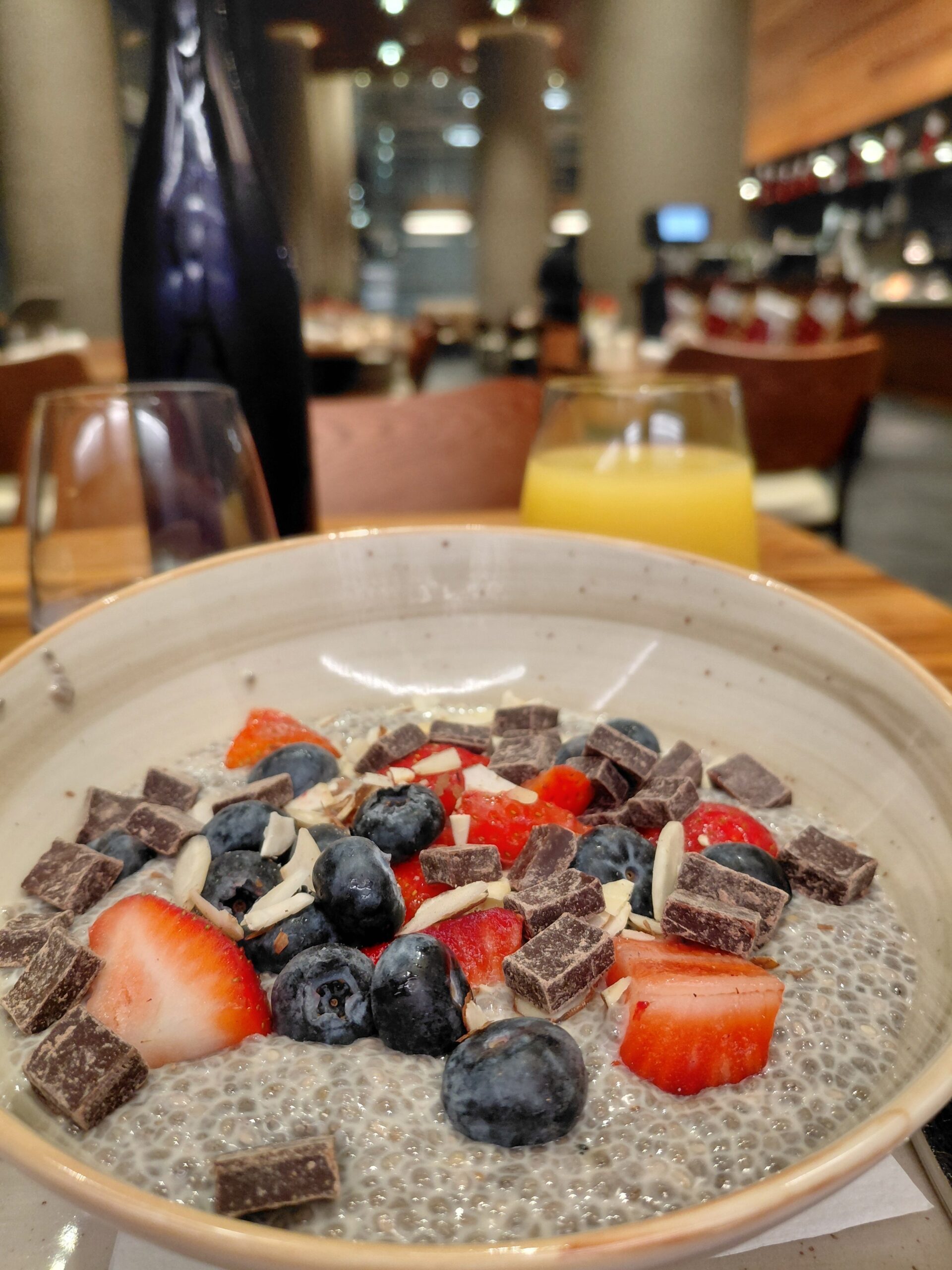 皿の上にある数種類のフルーツ