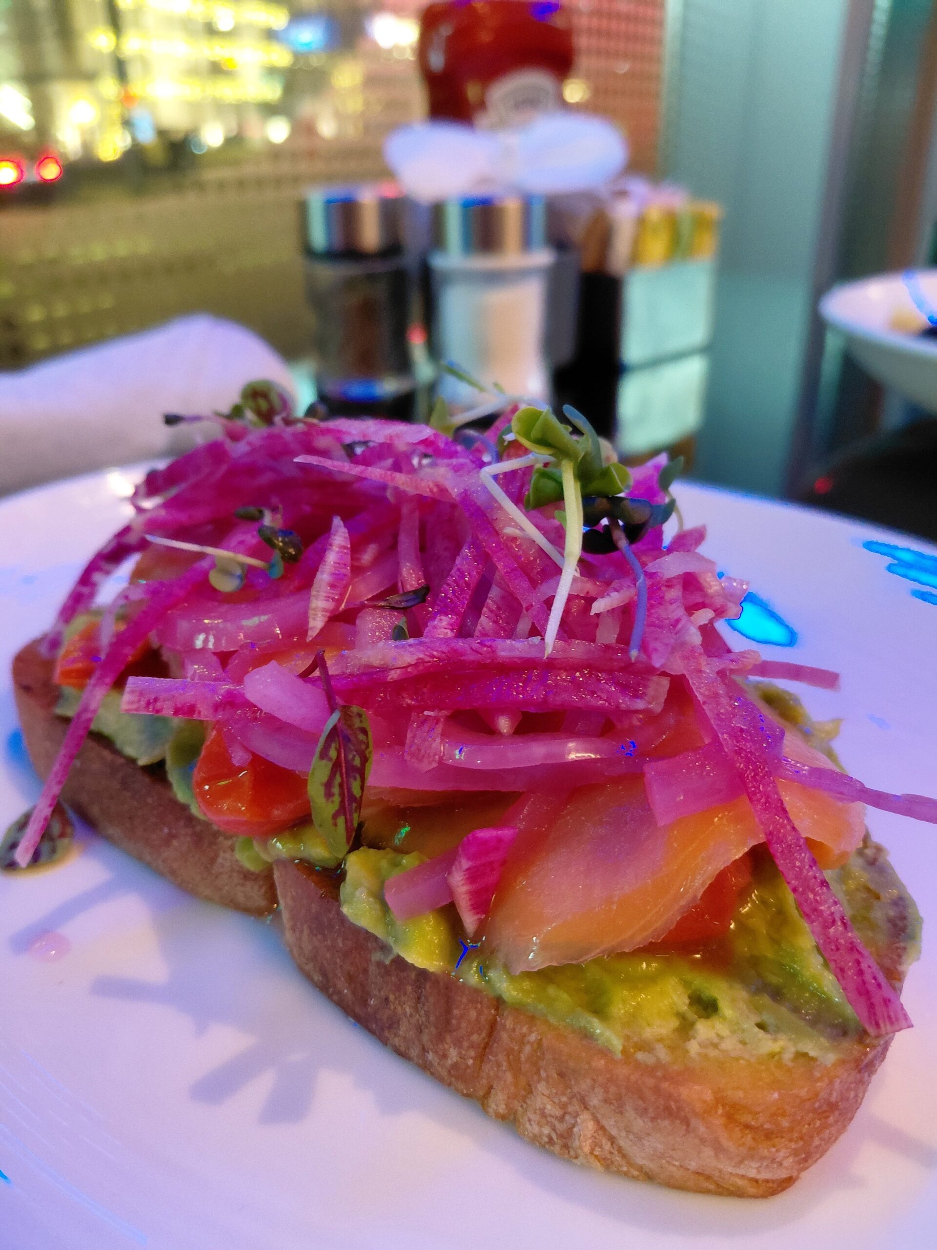 皿の上のサンドイッチ