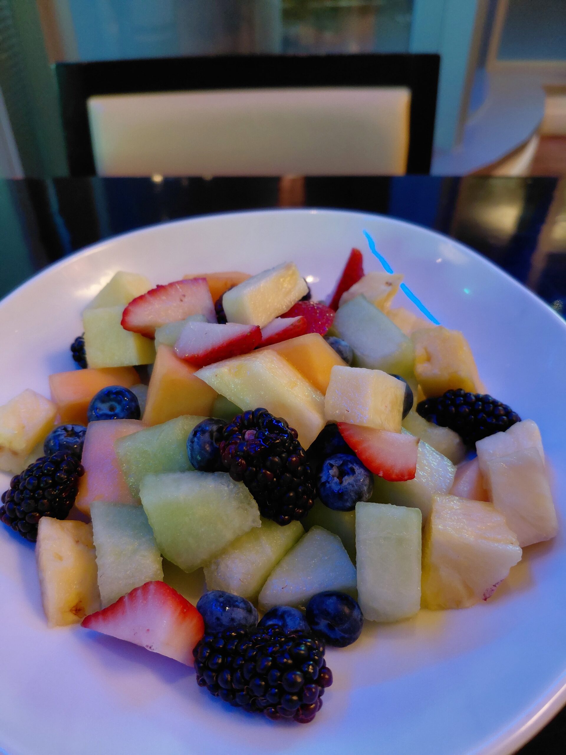 皿の上にある数種類のフルーツ