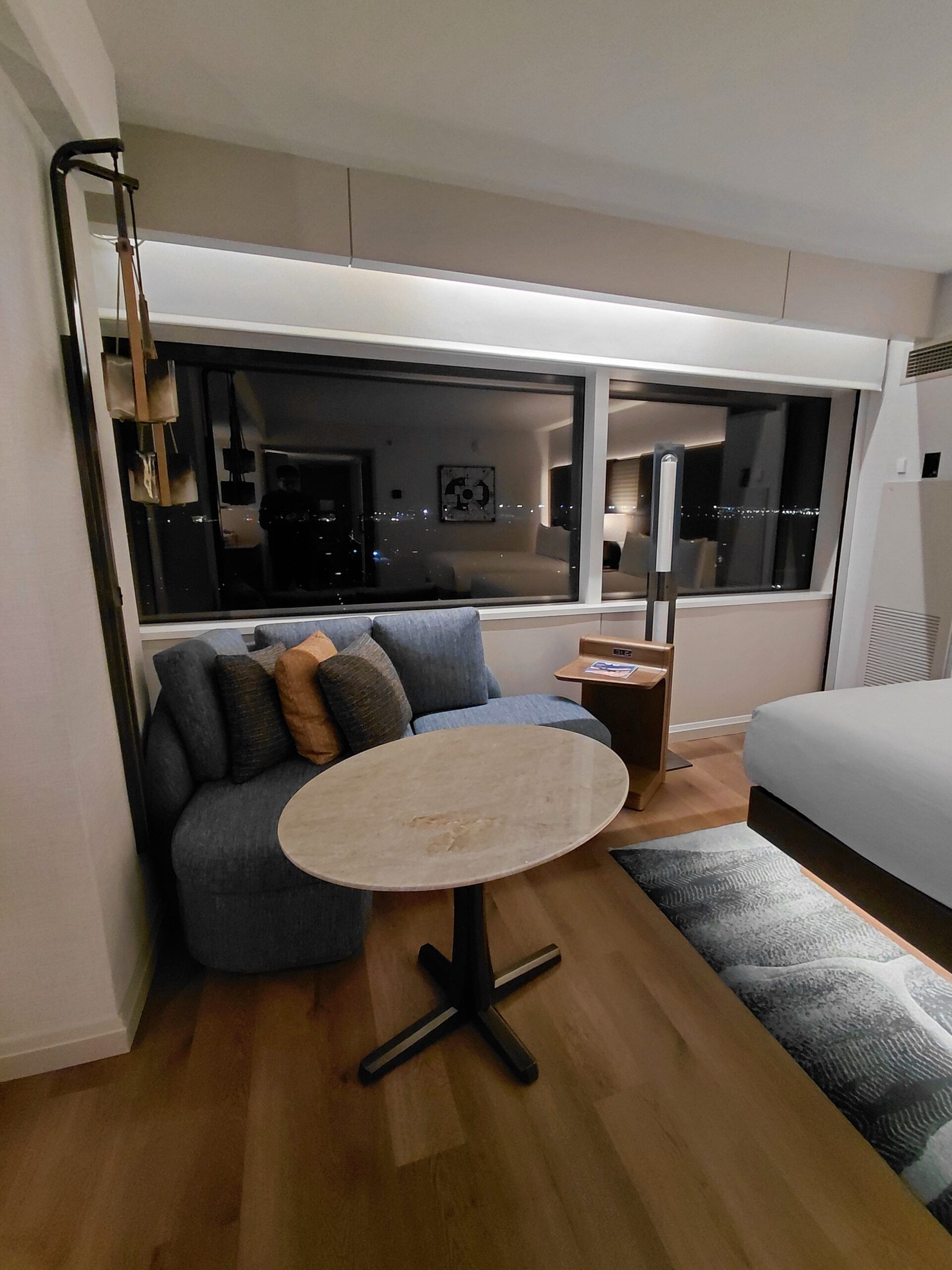 椅子の上に置かれている部屋