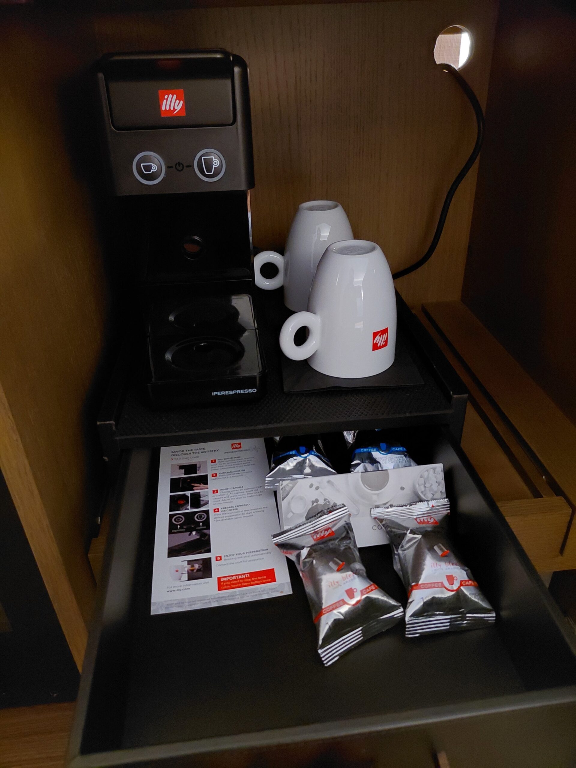 テーブルに置かれたゲーム機