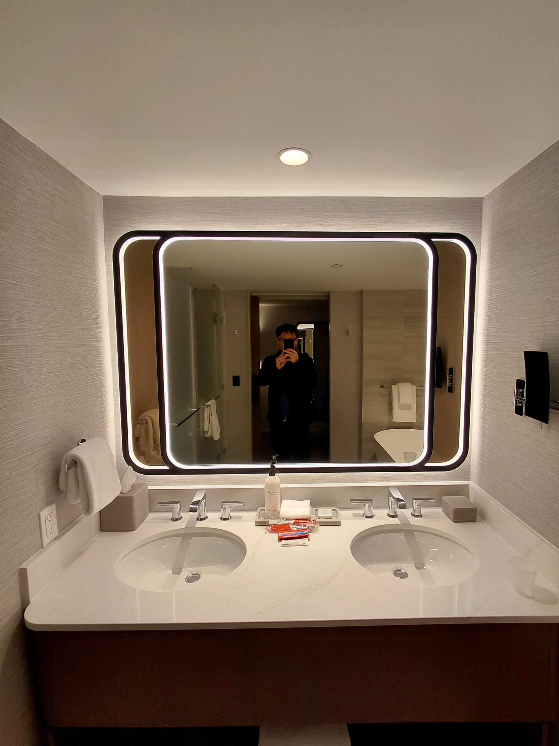 鏡に映った姿を撮影しているカメラ