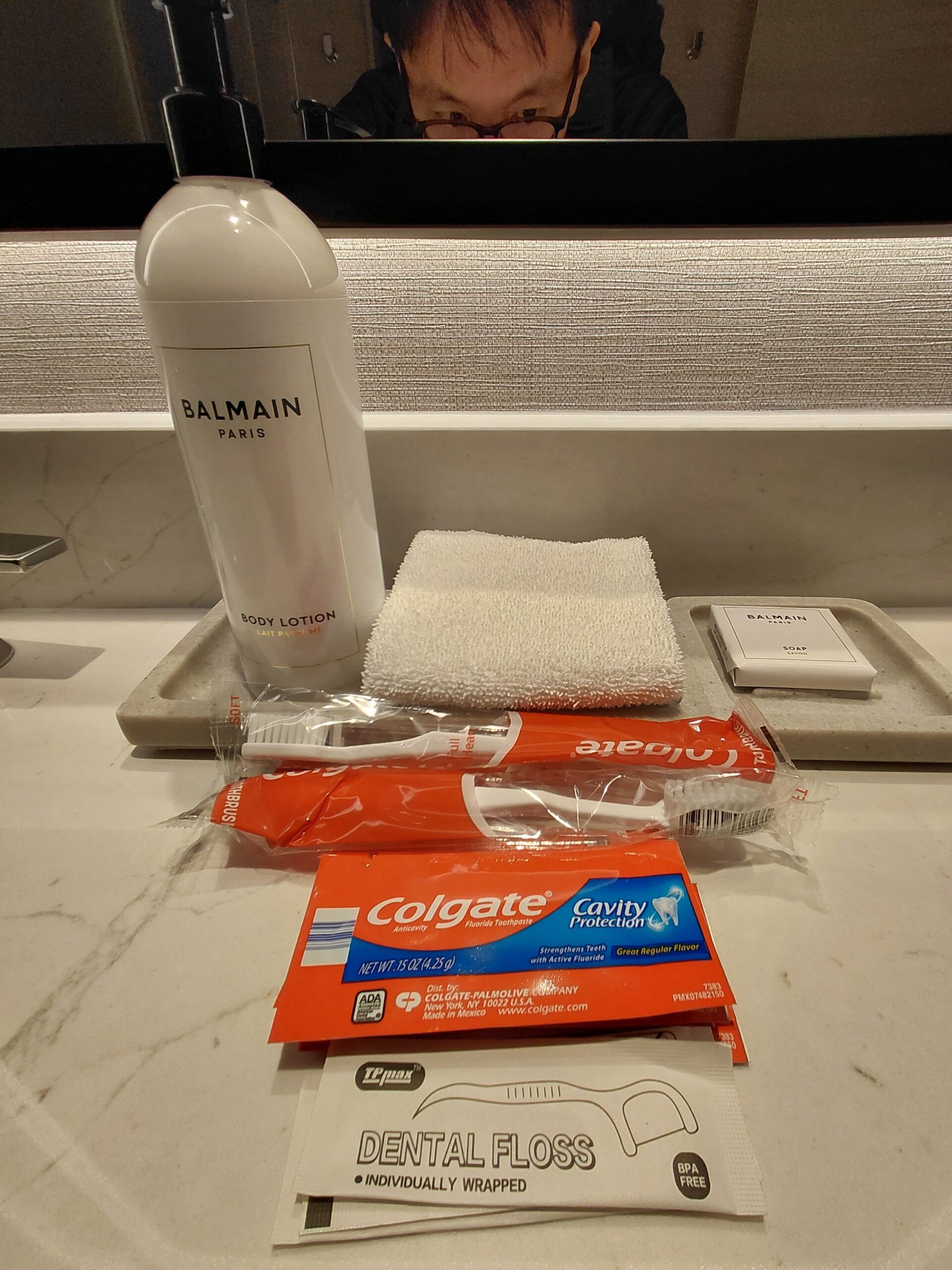 カウンターの上のパンフレットの束