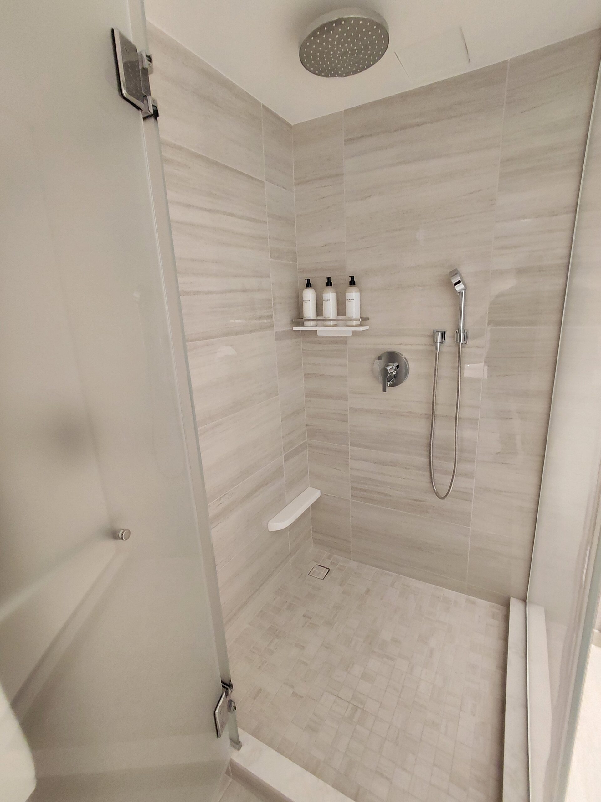 シャワールームがある