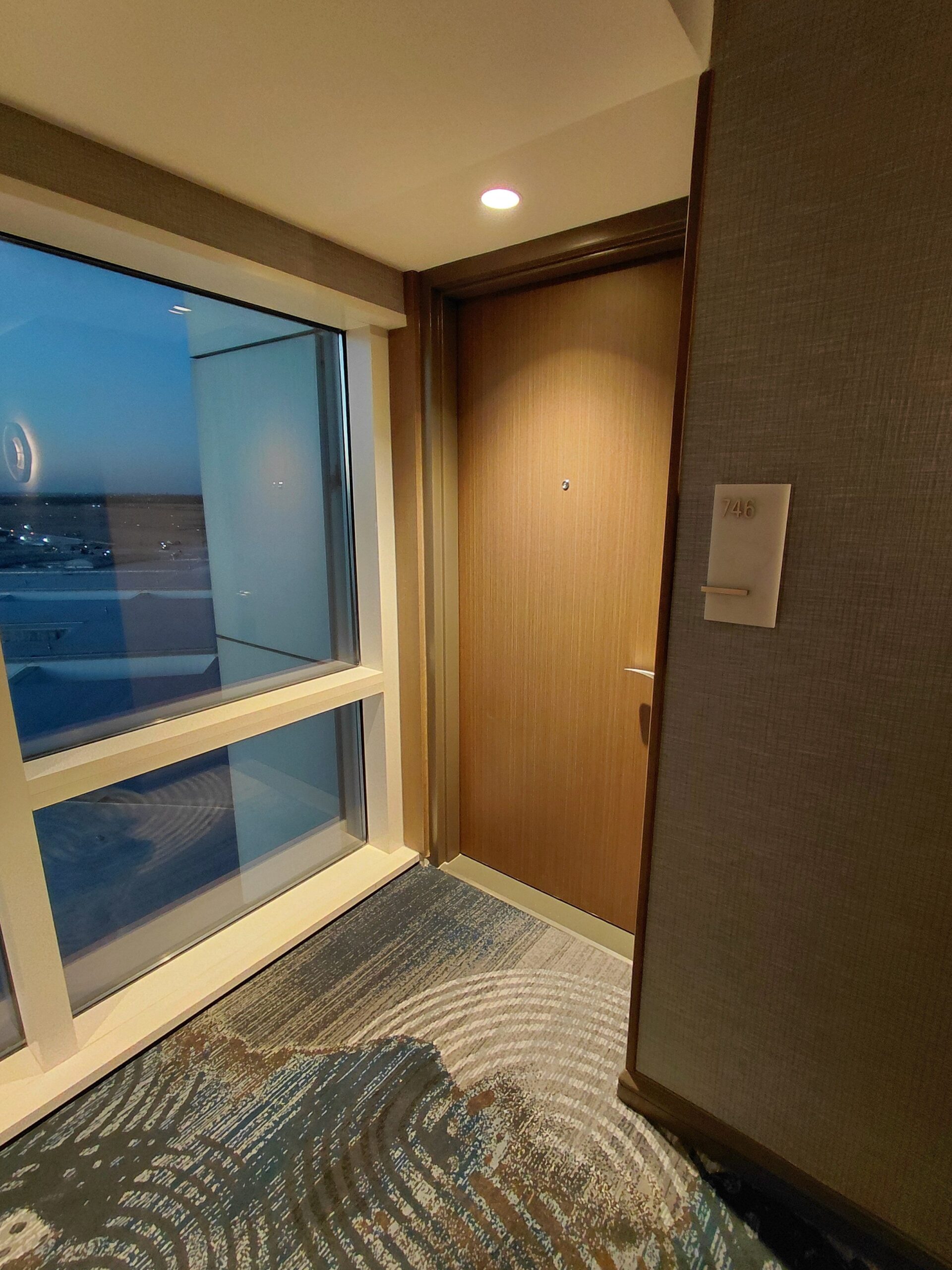 ドアが開いている窓