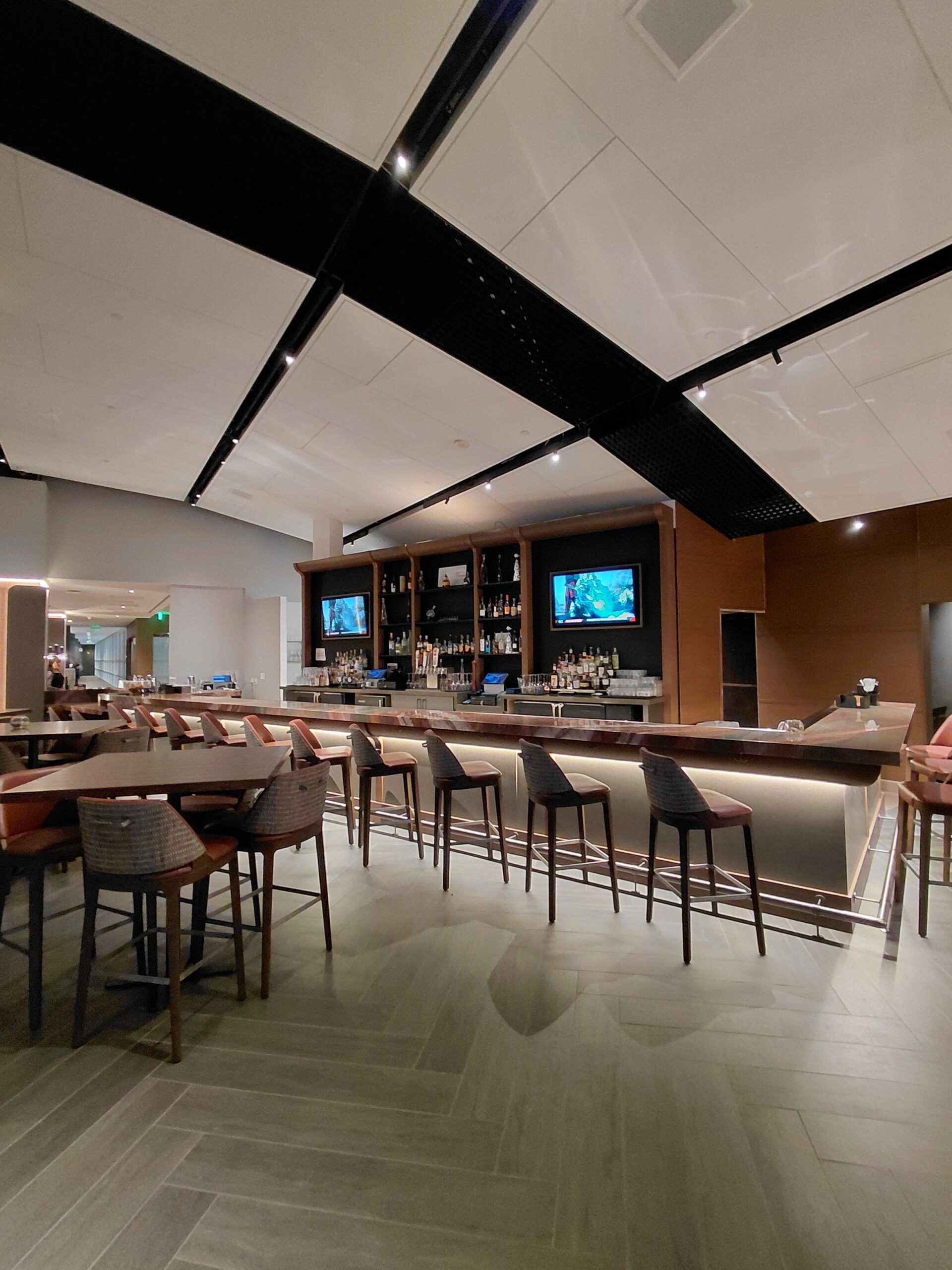 テーブルの上にある数種類の椅子が並んだ部屋