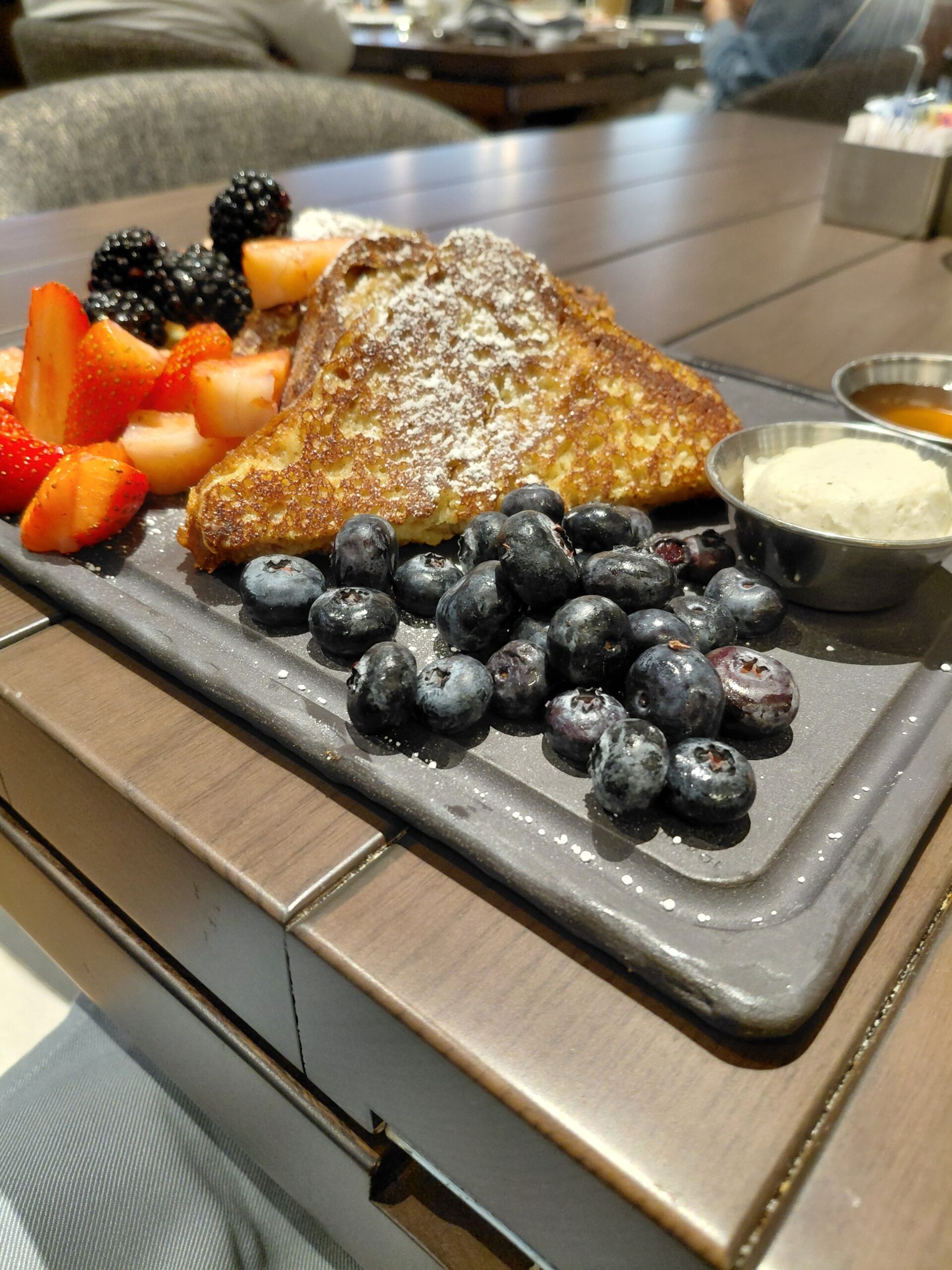 カウンターの上にある数種類の食べ物