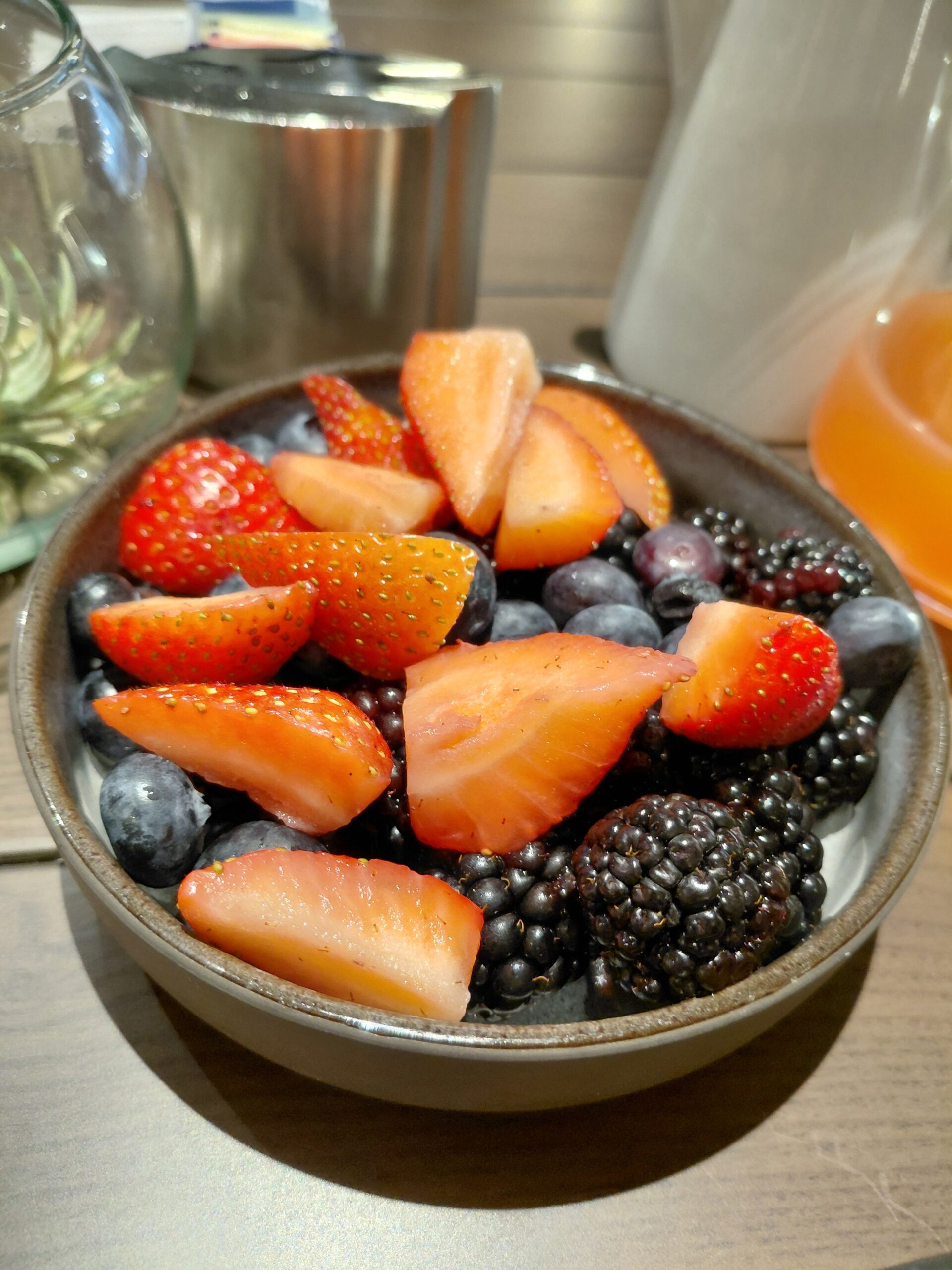 ボウルに盛られたオレンジ