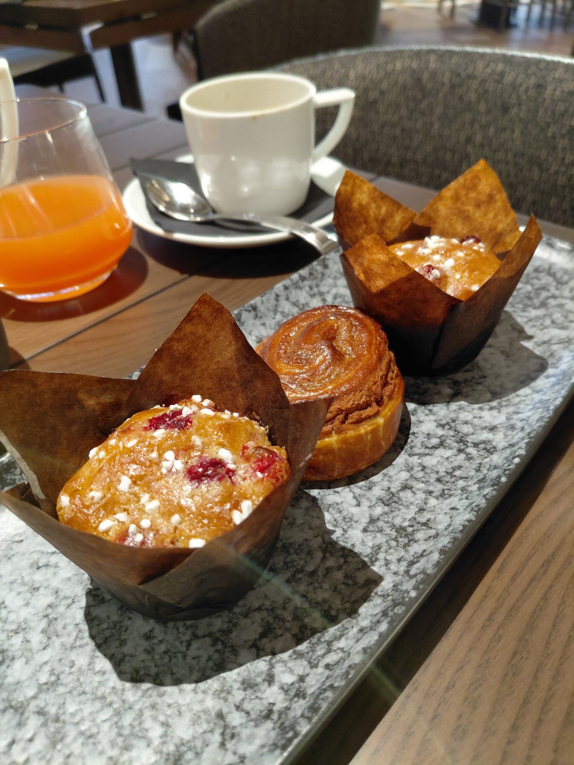 木製テーブルの上にある朝食