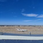 砂浜の上にいる飛行機