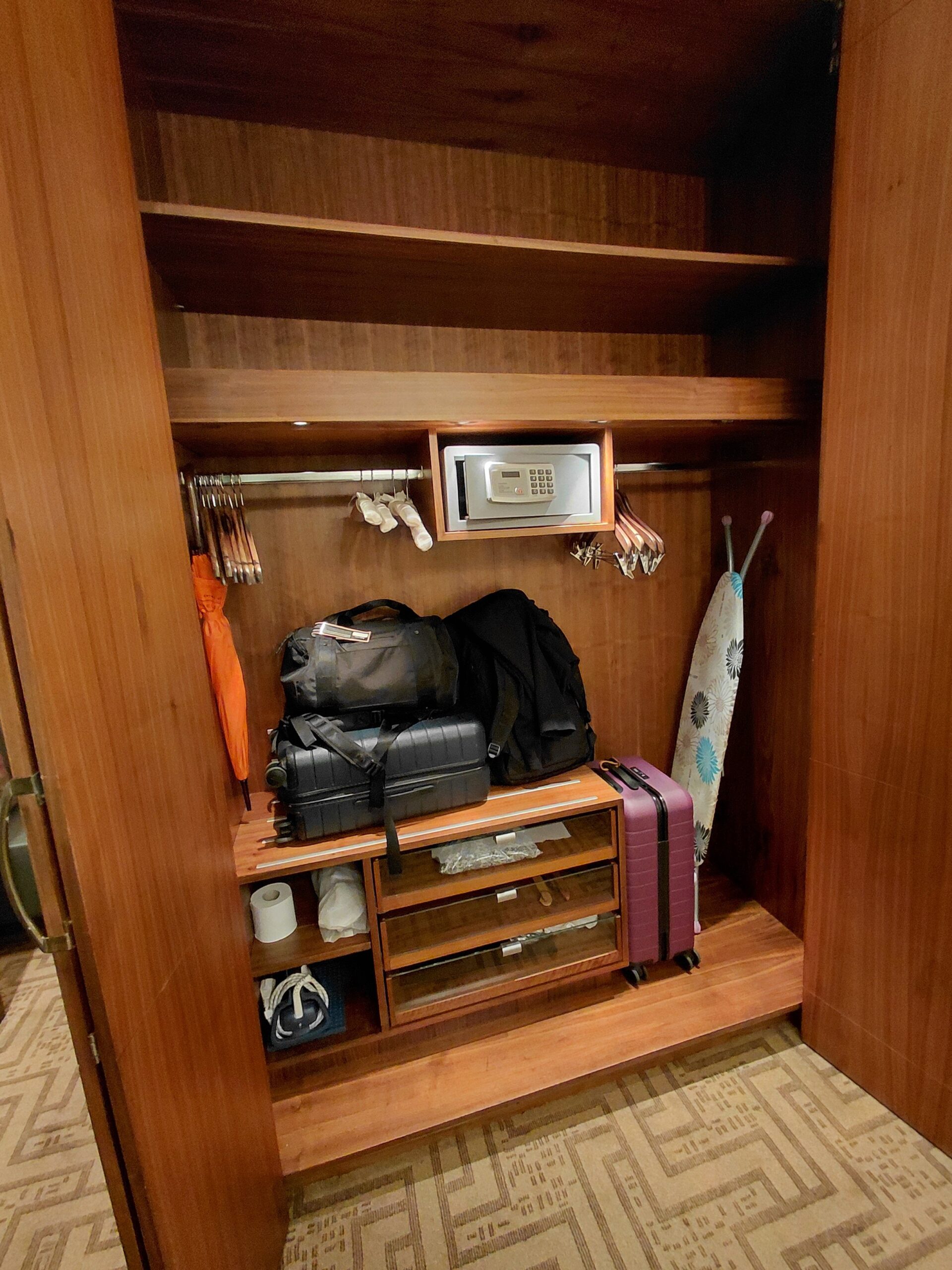 台の上に置かれたテレビ