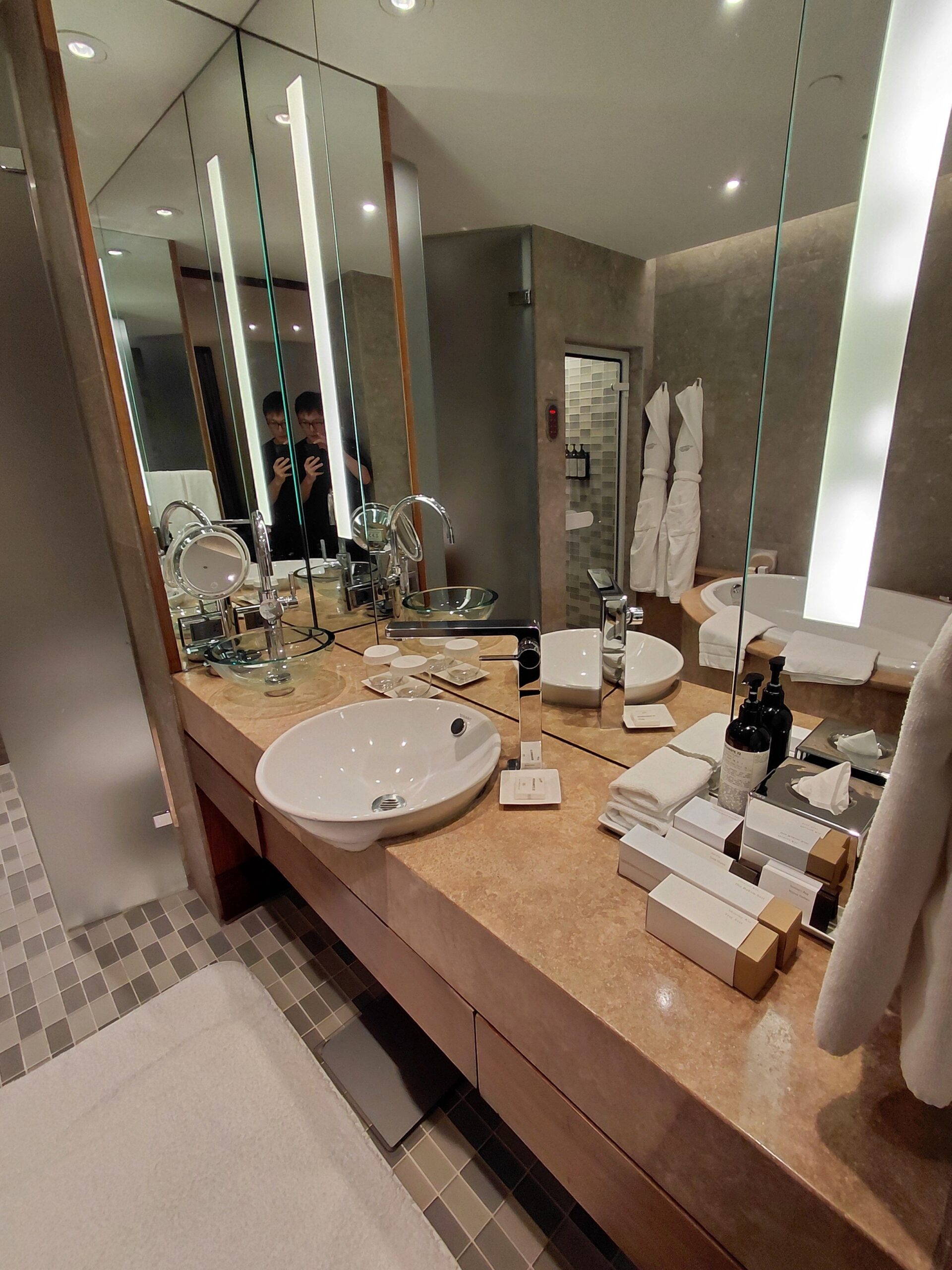 鏡のあるバスルーム