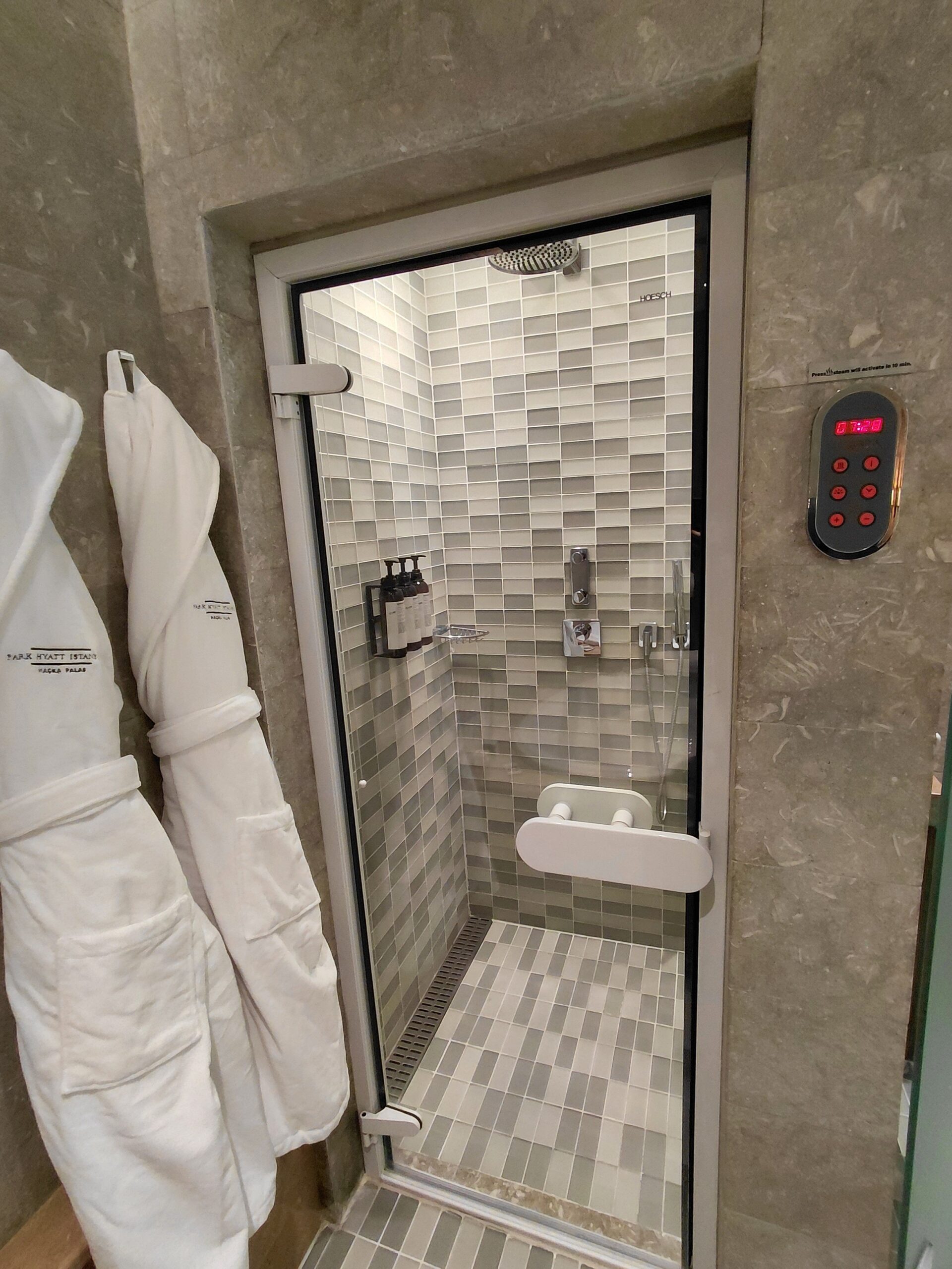 ドアの前に立っている男性の白黒写真