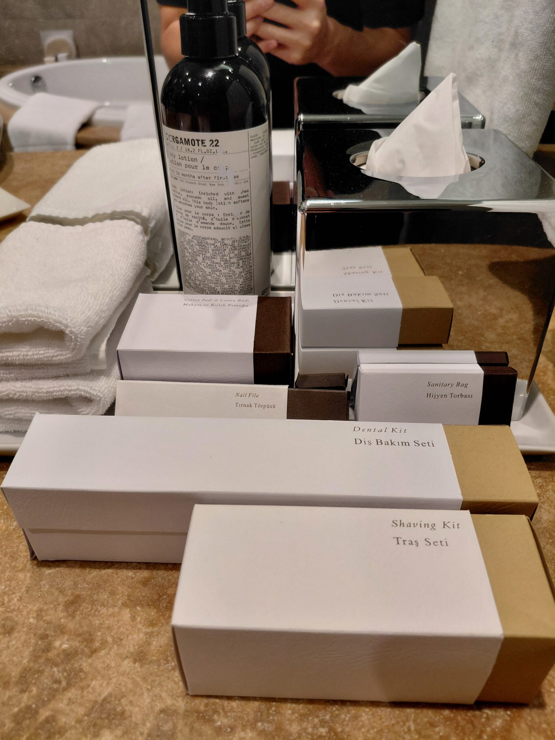 テーブルの上に置かれたパンフレット