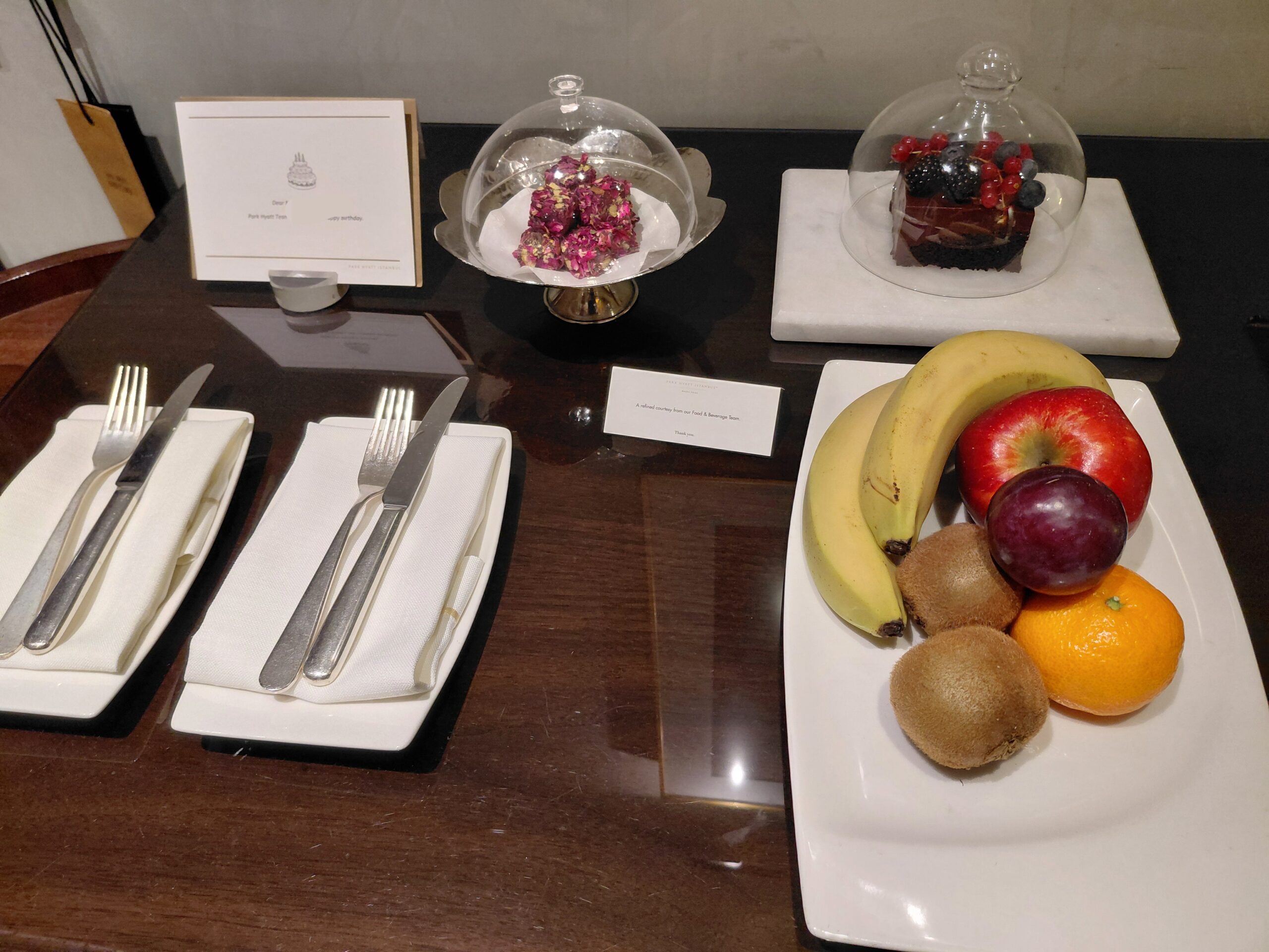 テーブルの上にあるいろんな食べ物