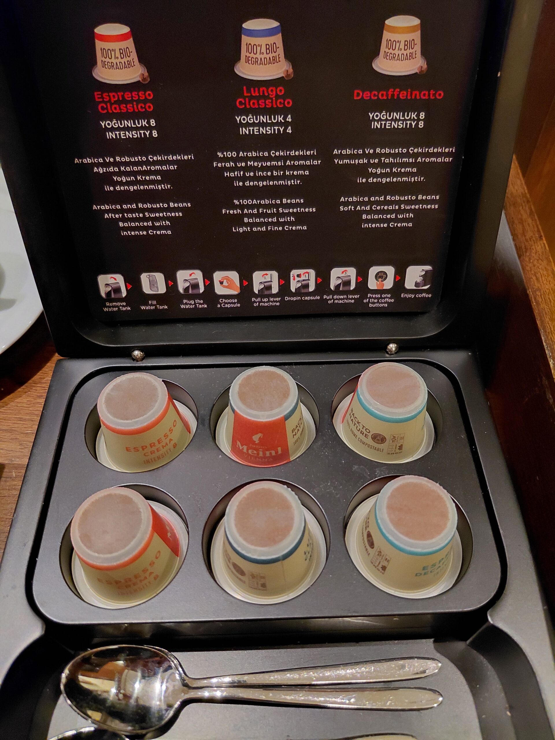 テーブルの上にあるいろんな食べ物