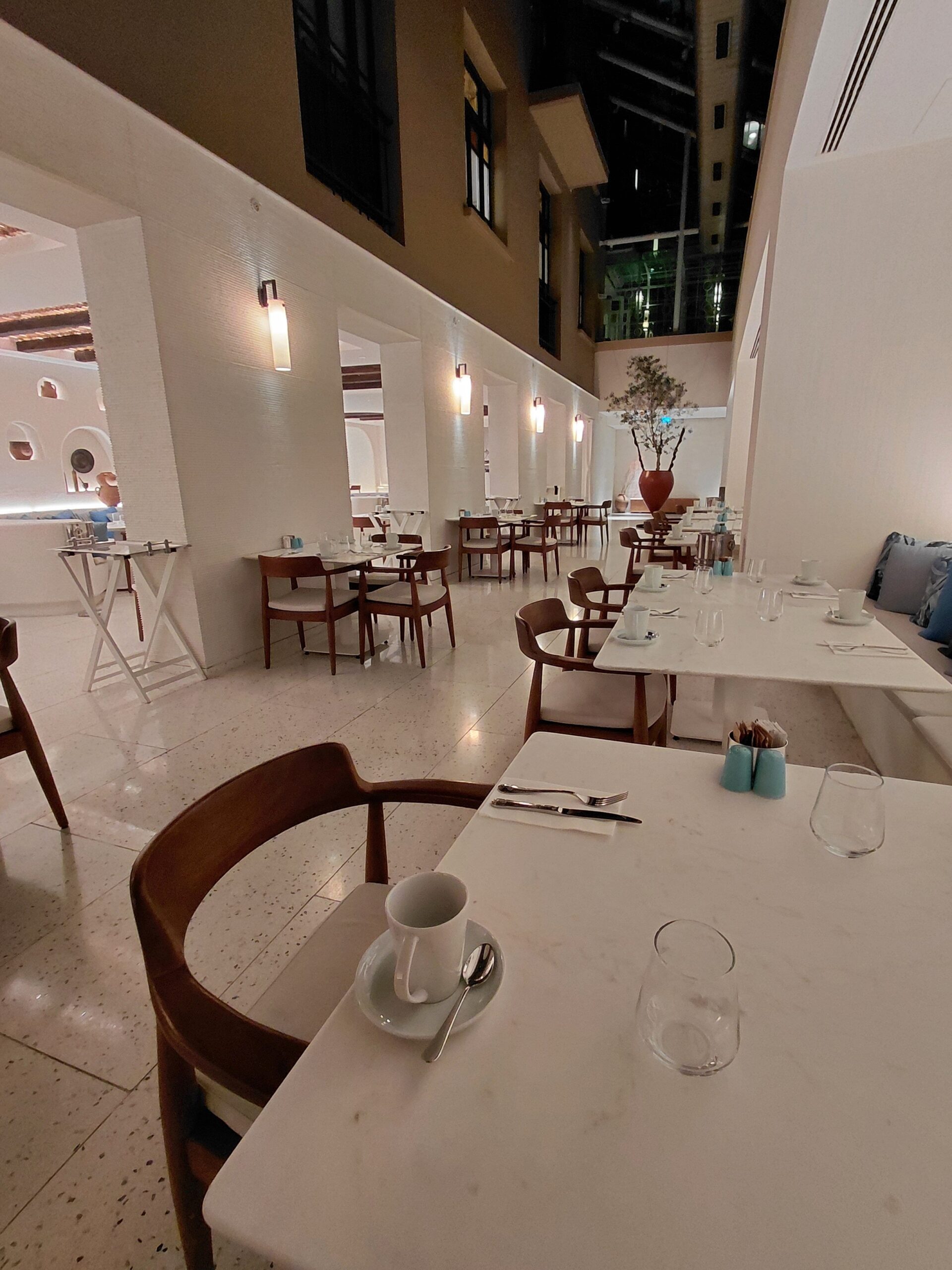 白いテーブルの上に置かれている部屋