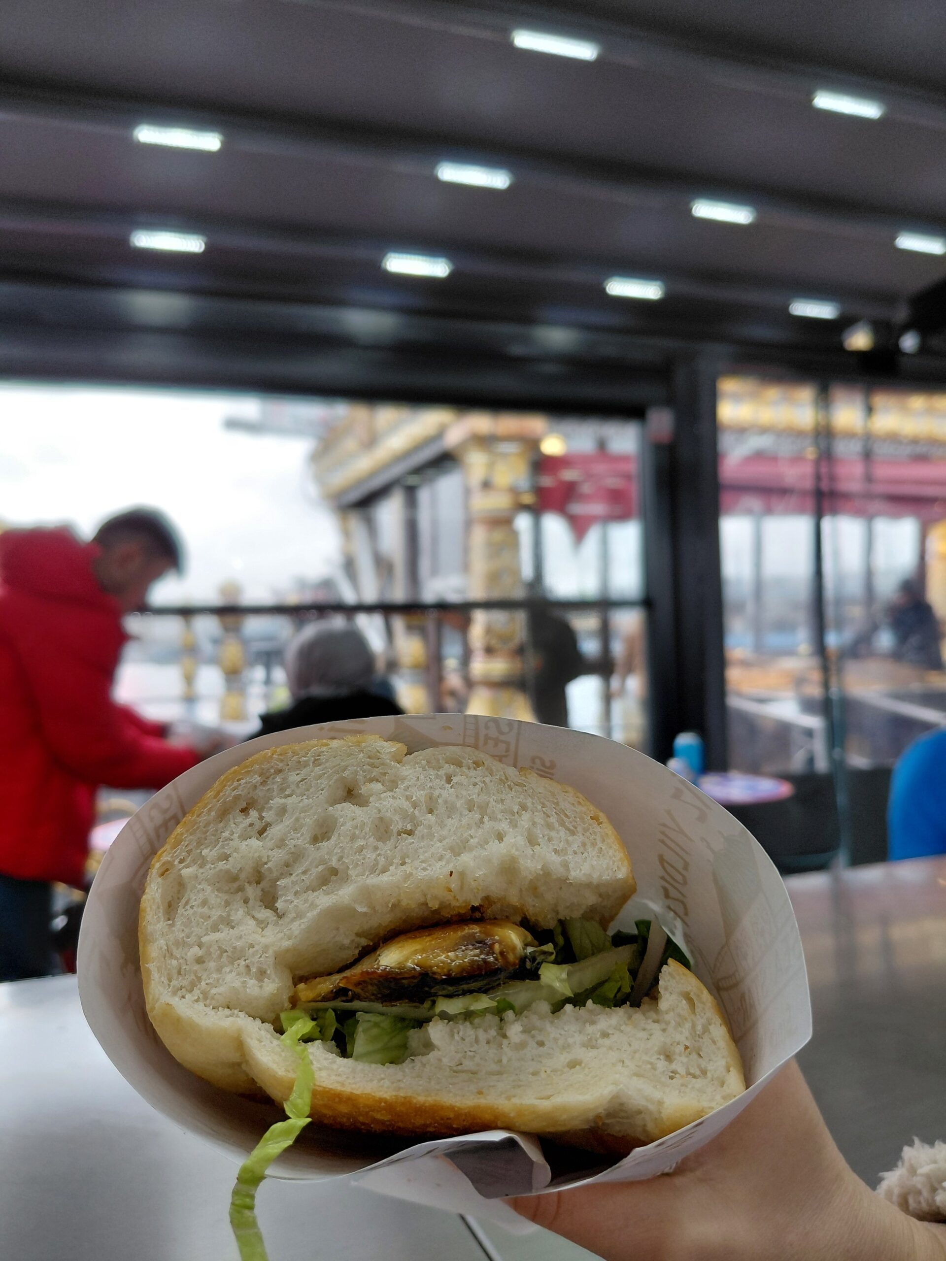 サンドイッチを持っている