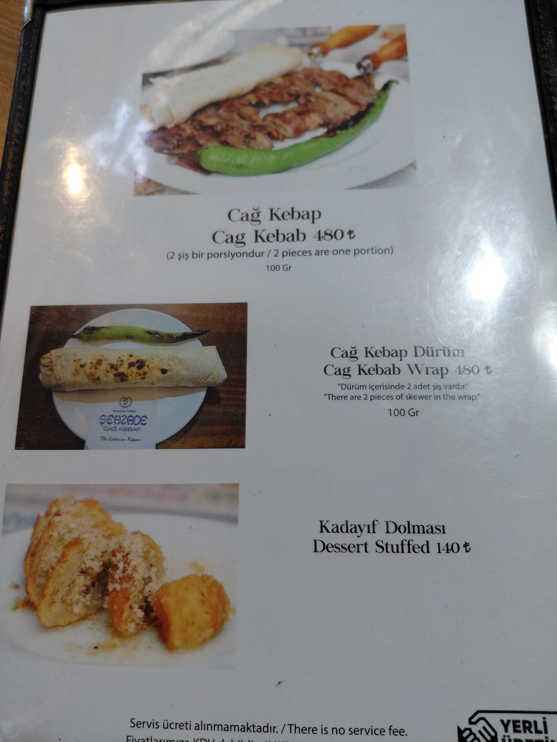 皿の上にある数種類のポスター