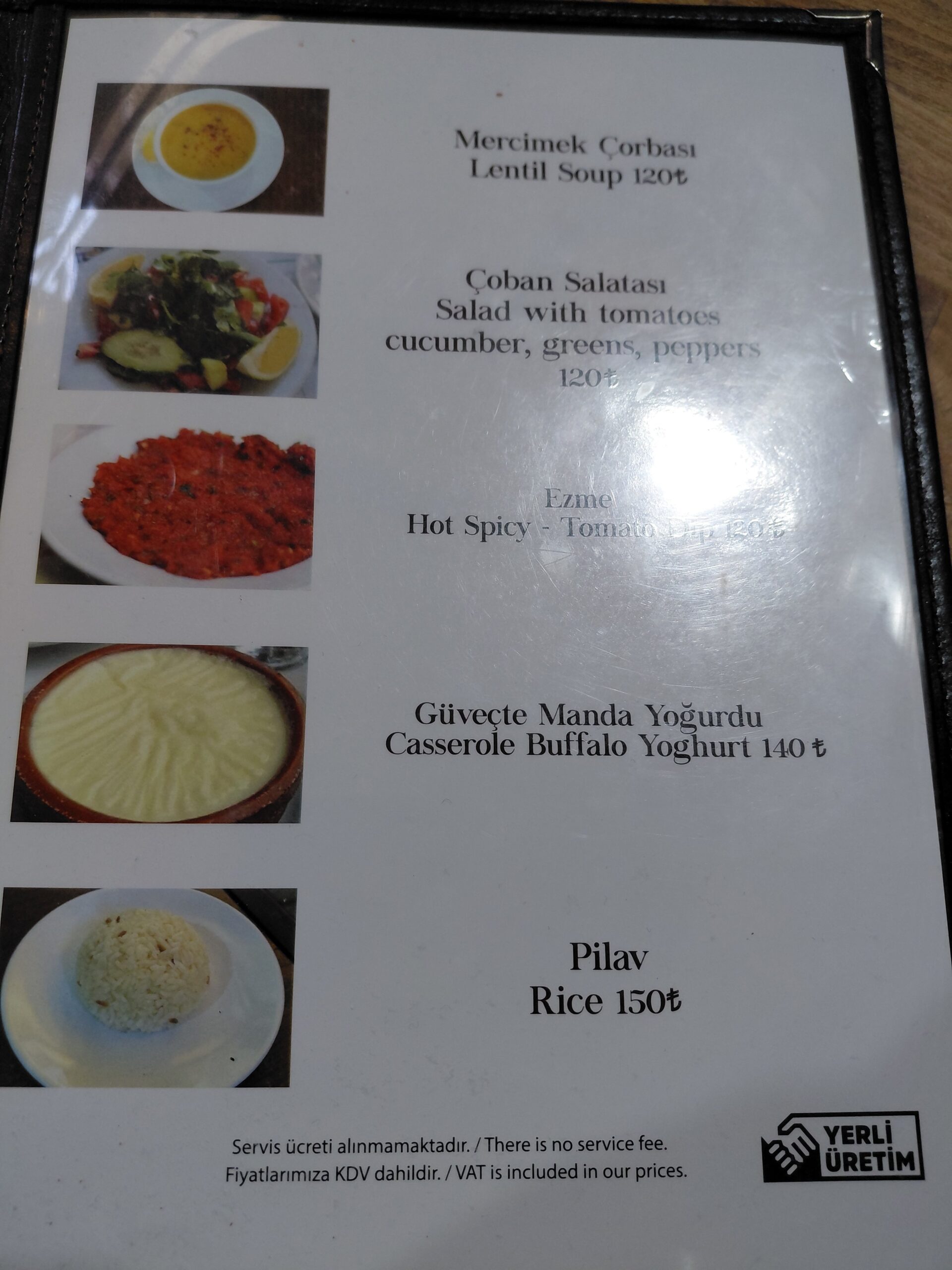 台の上にある数種類のポスター