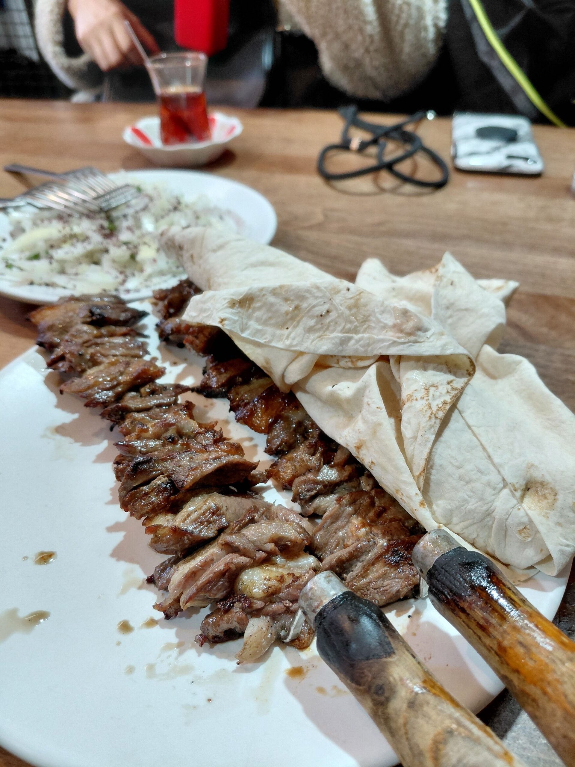 皿の上の食べかけのサンドイッチ