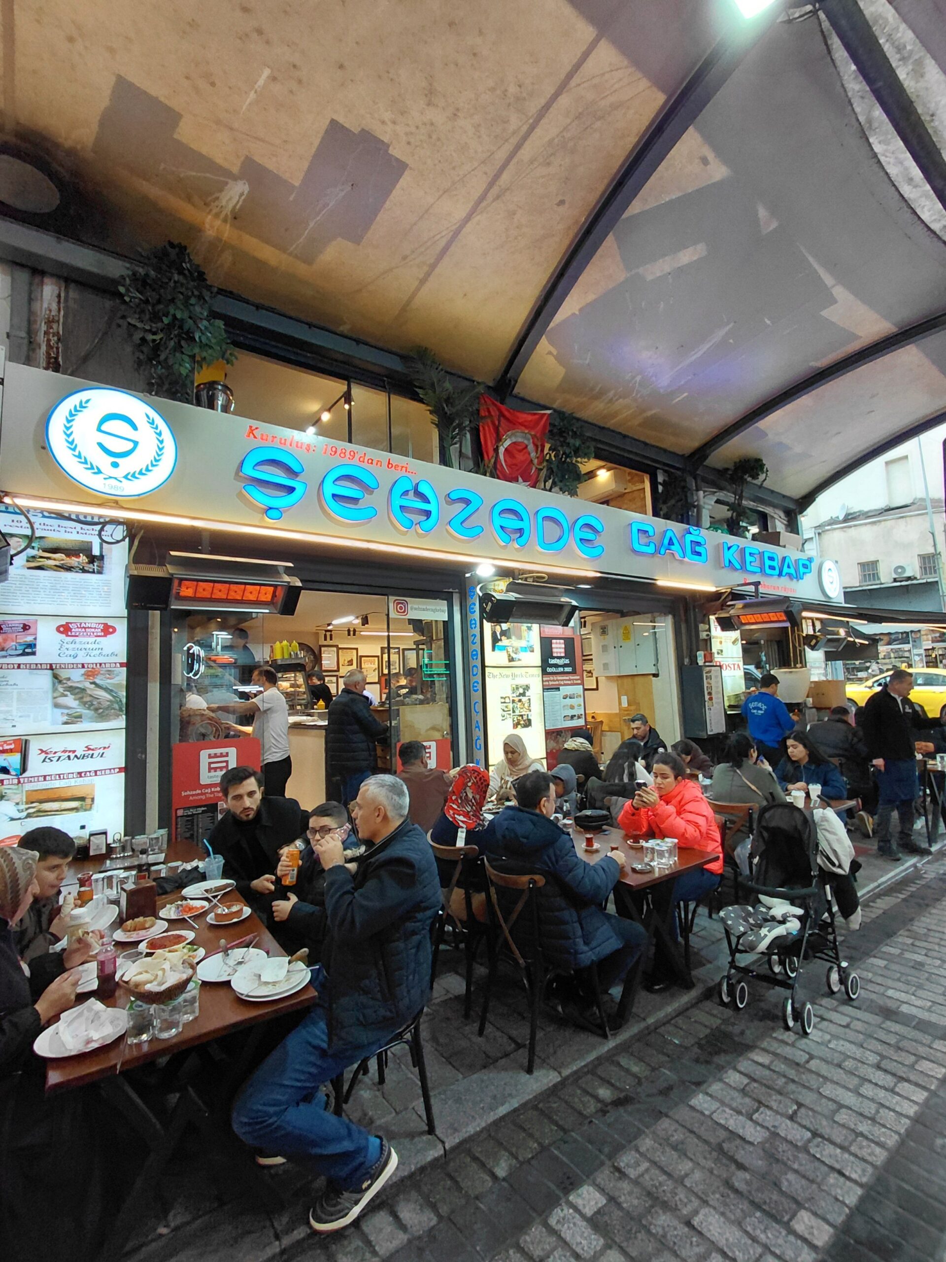 店の前に座っている人たち