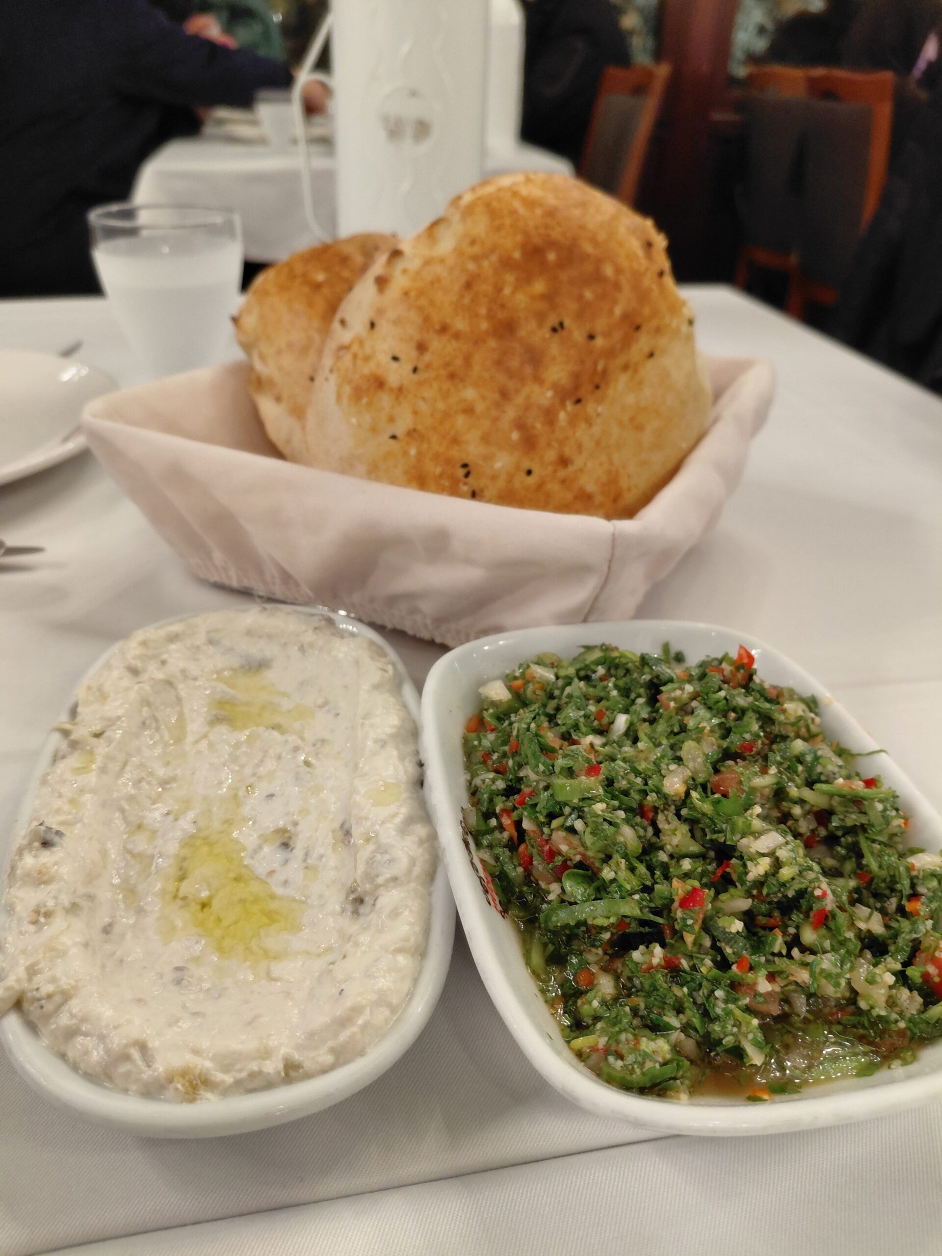 皿の上にあるいろんな食べ物