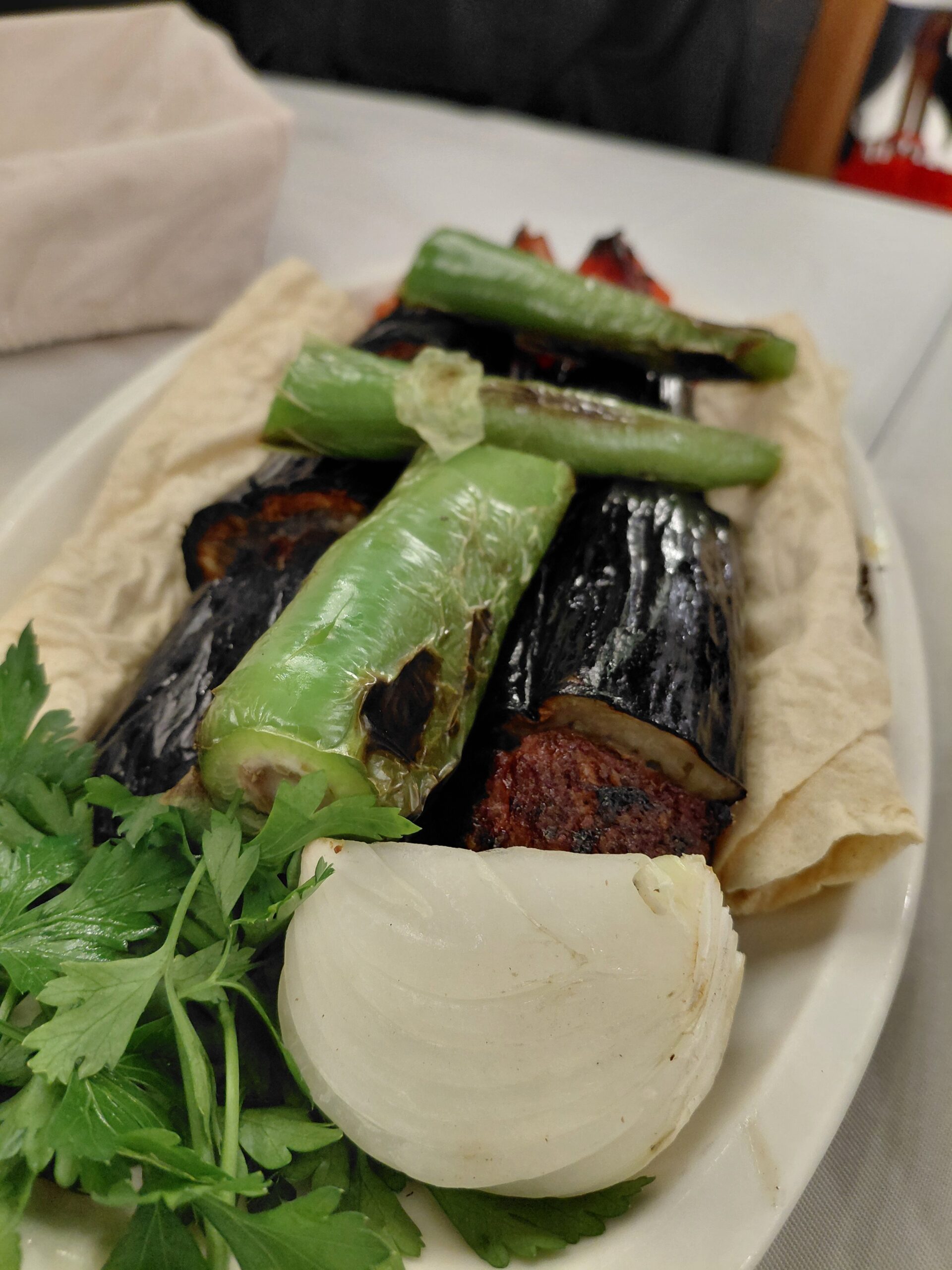 皿の上のサンドイッチとサラダ