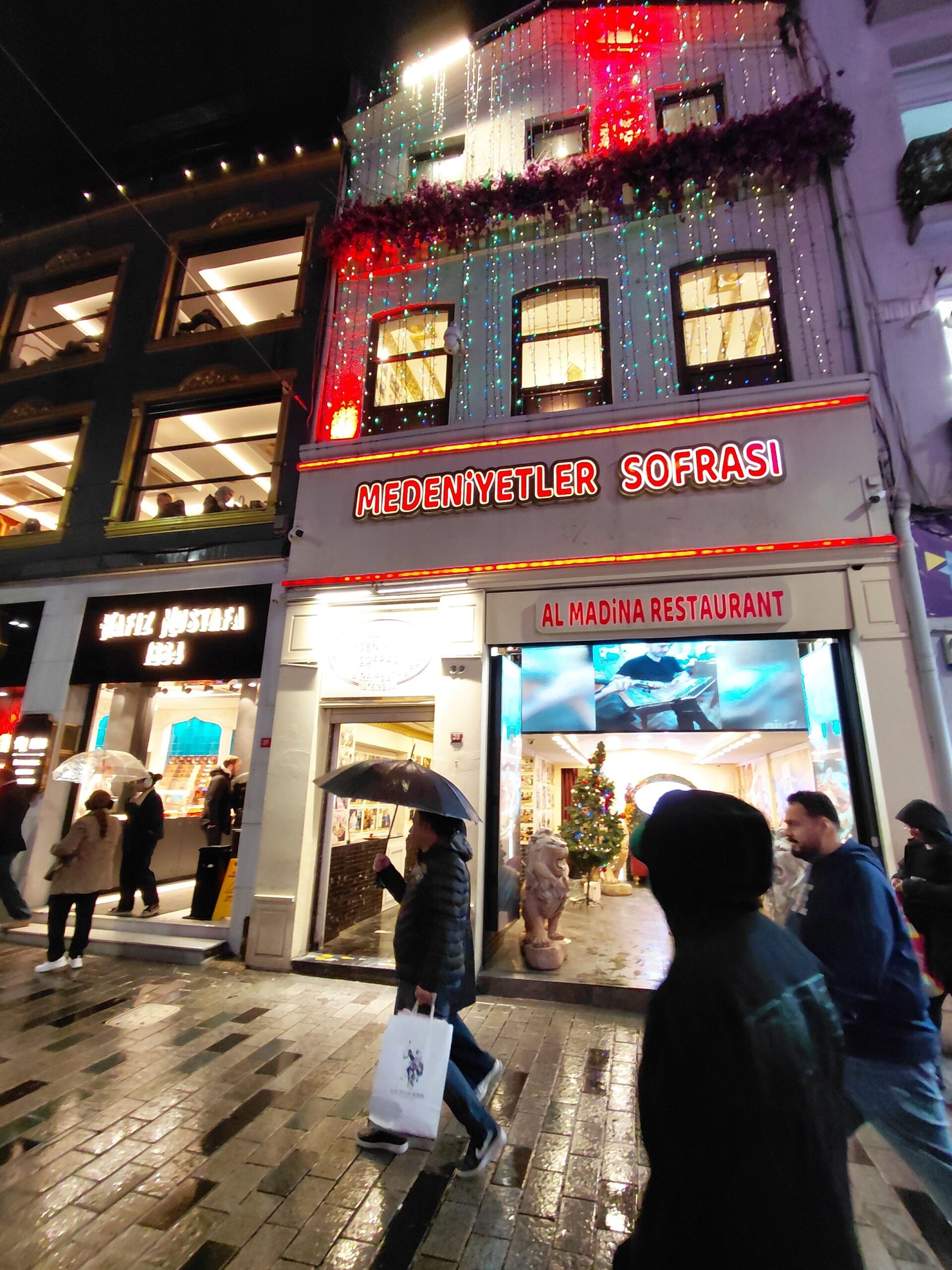 店の前を歩く人々