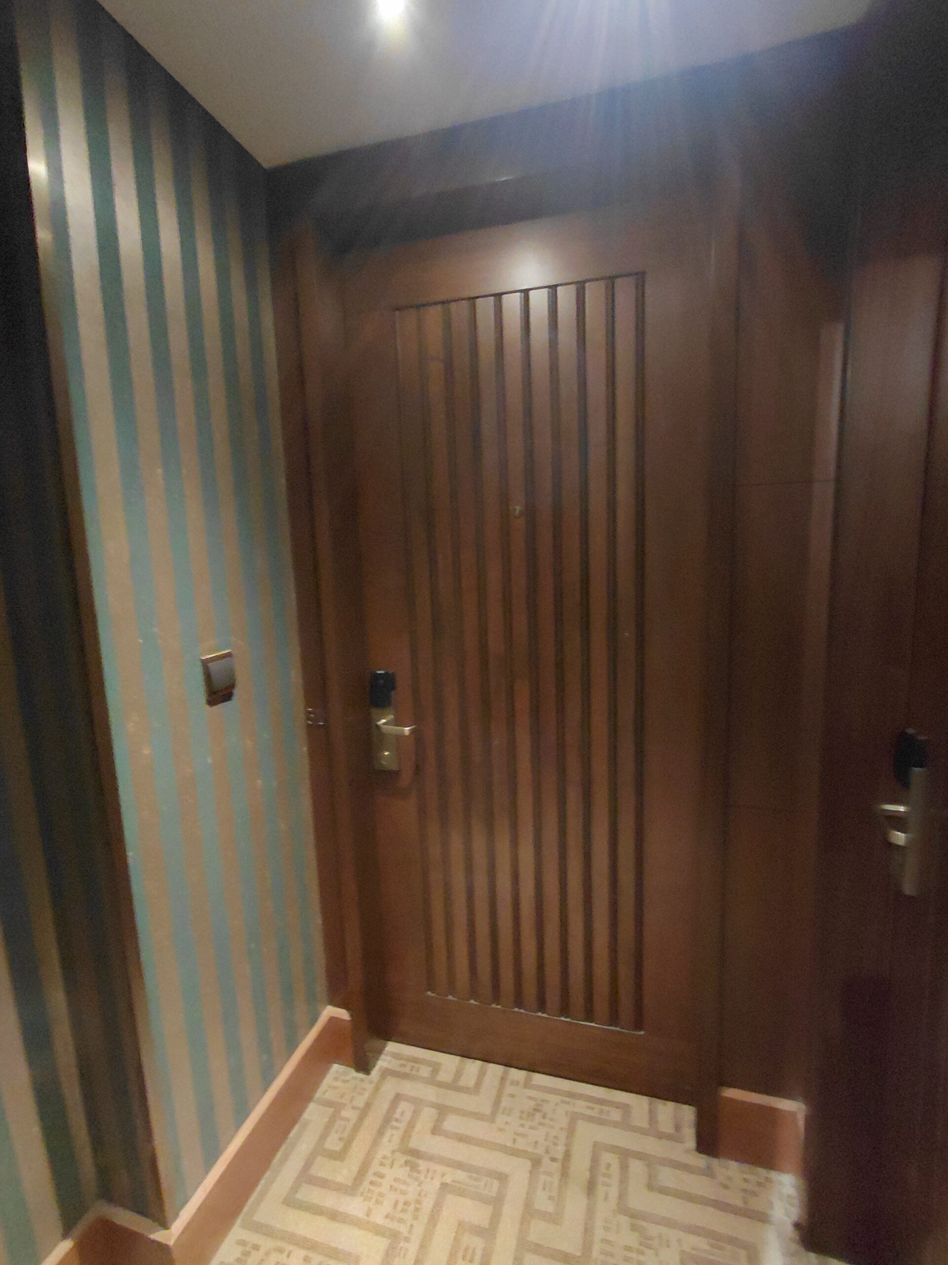 ドアが開いている