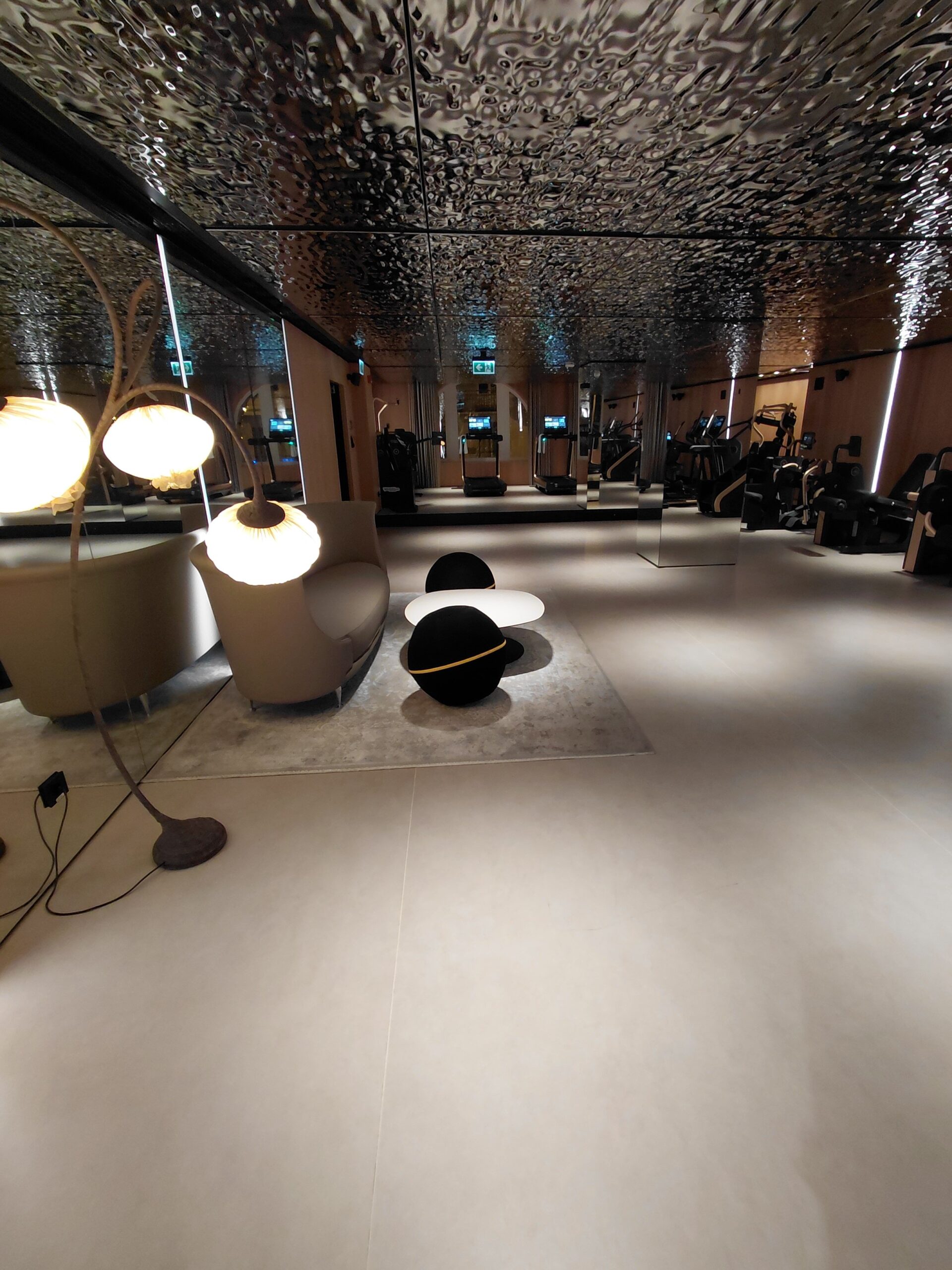 カウンターの上にあるワイングラス