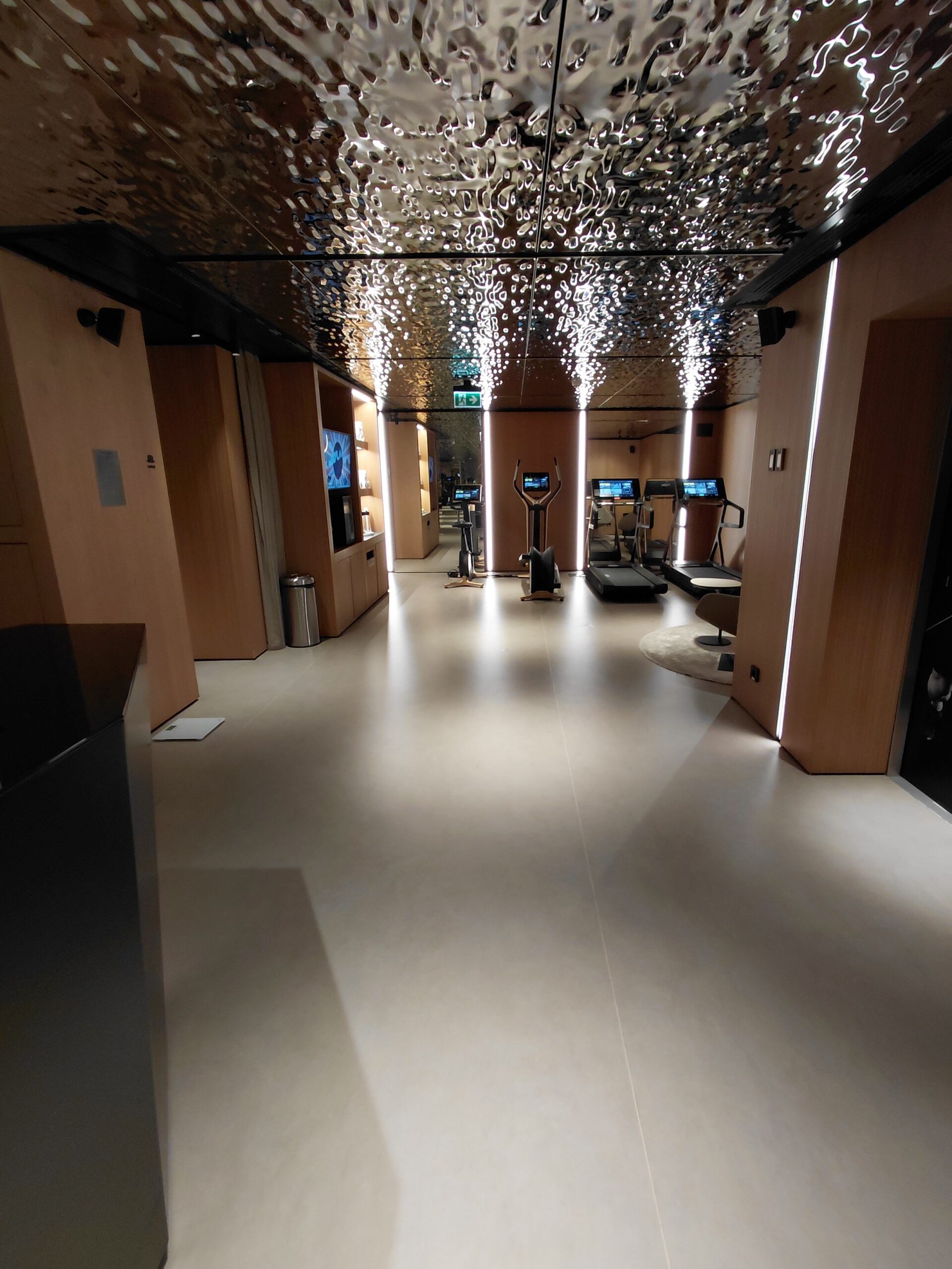 屋内に展示されている