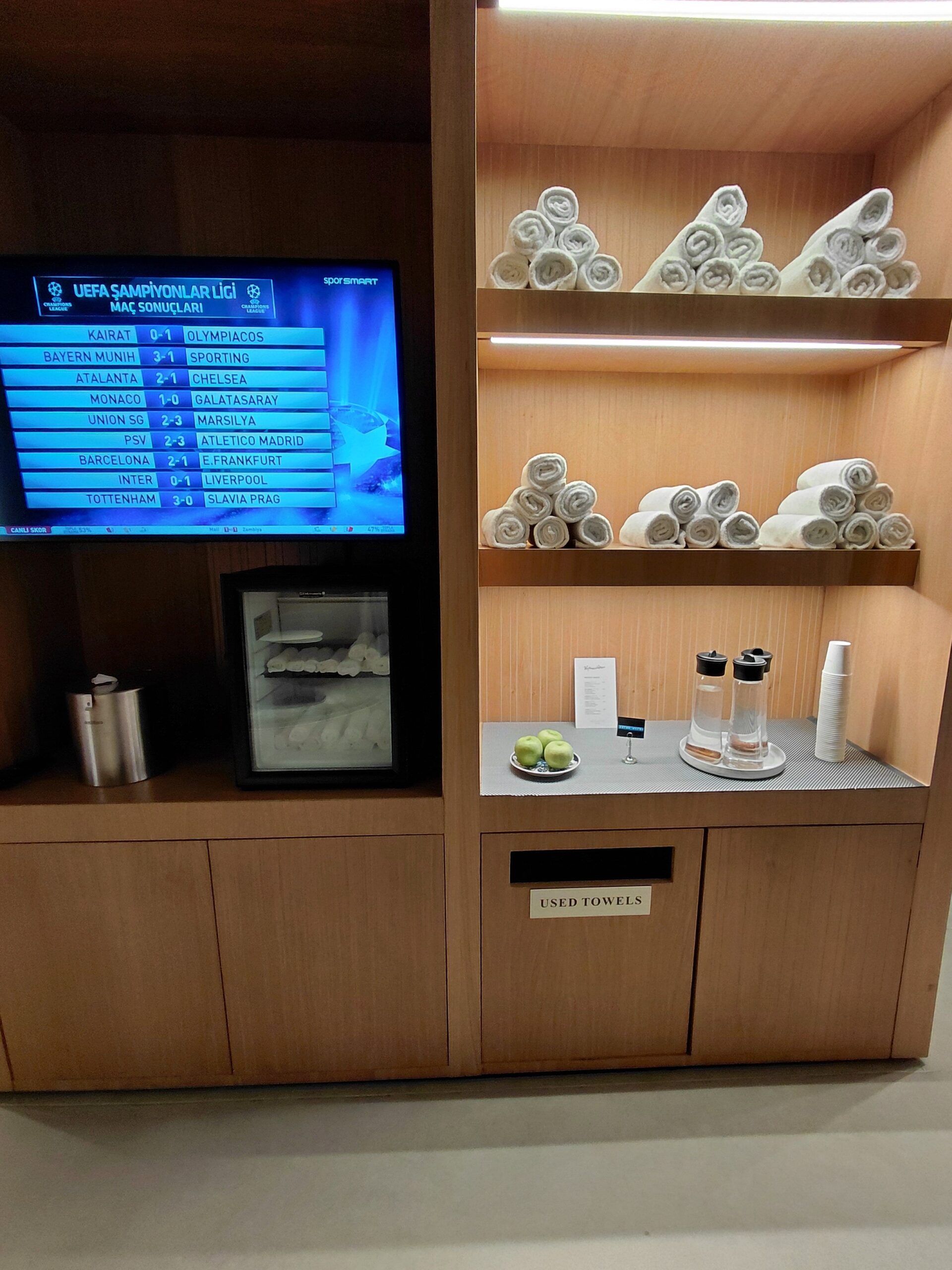 カウンターの上にあるテレビの画面