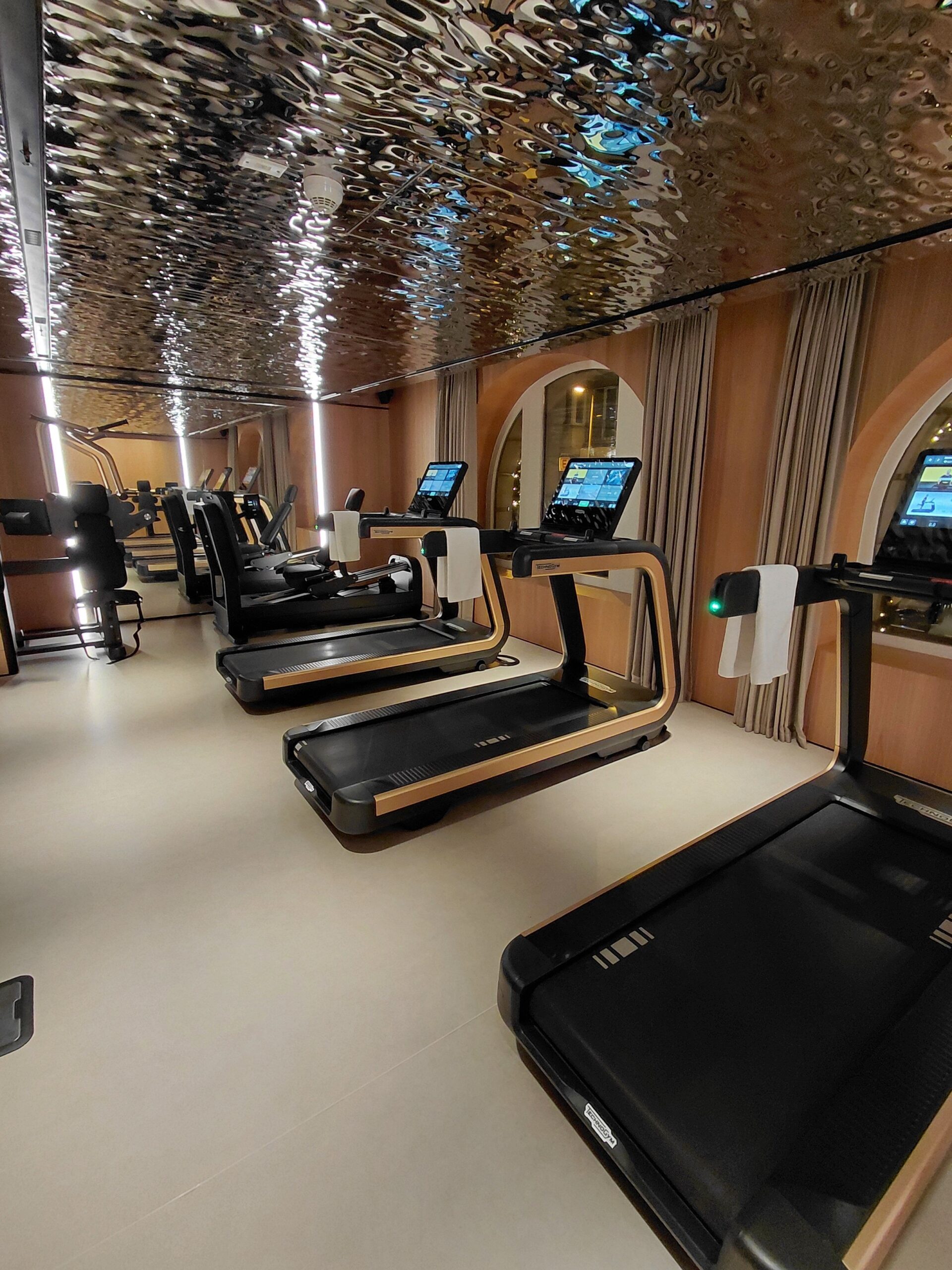 テーブルの上にあるベンチ