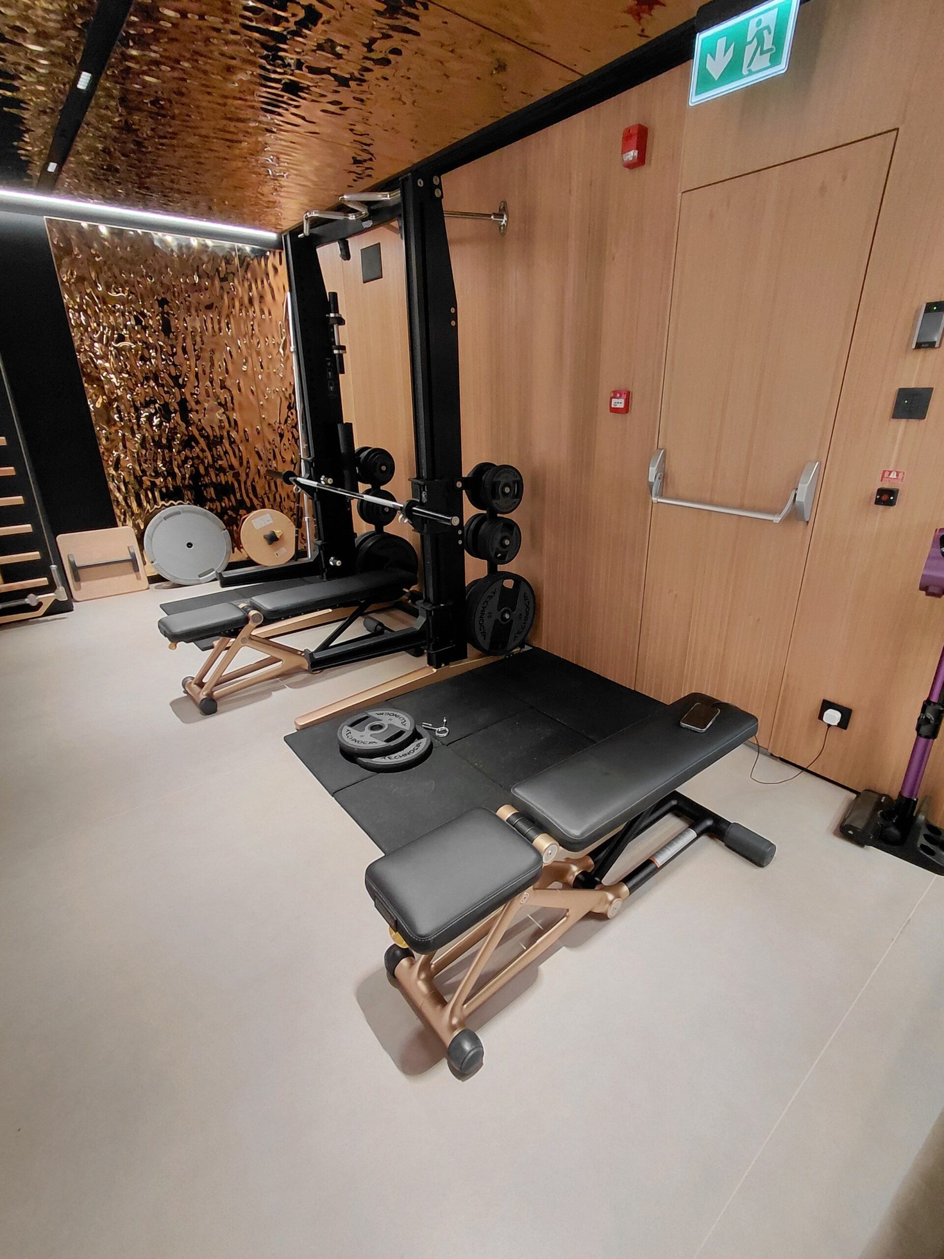 壁に貼ってある数種類のパンフレット