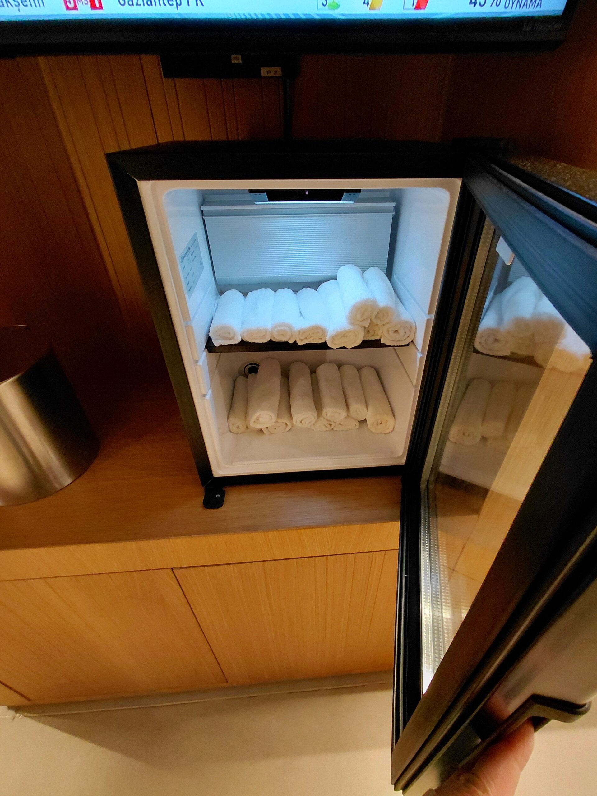 台の上にあるテレビ