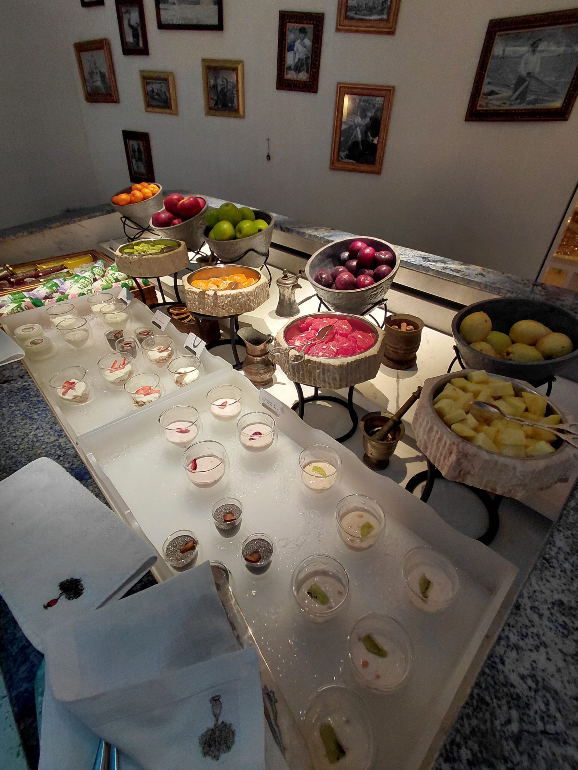 テーブルの上に置いている様々なケーキ