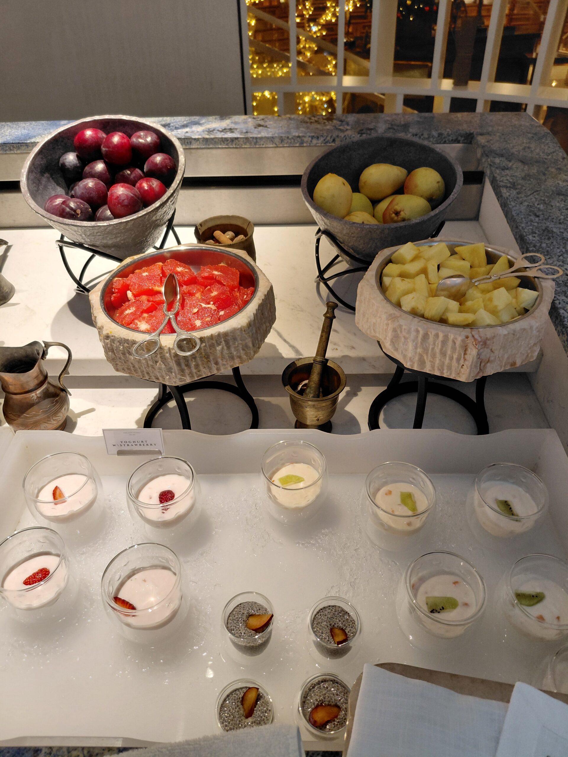 テーブルの上にあるいろんな食べ物