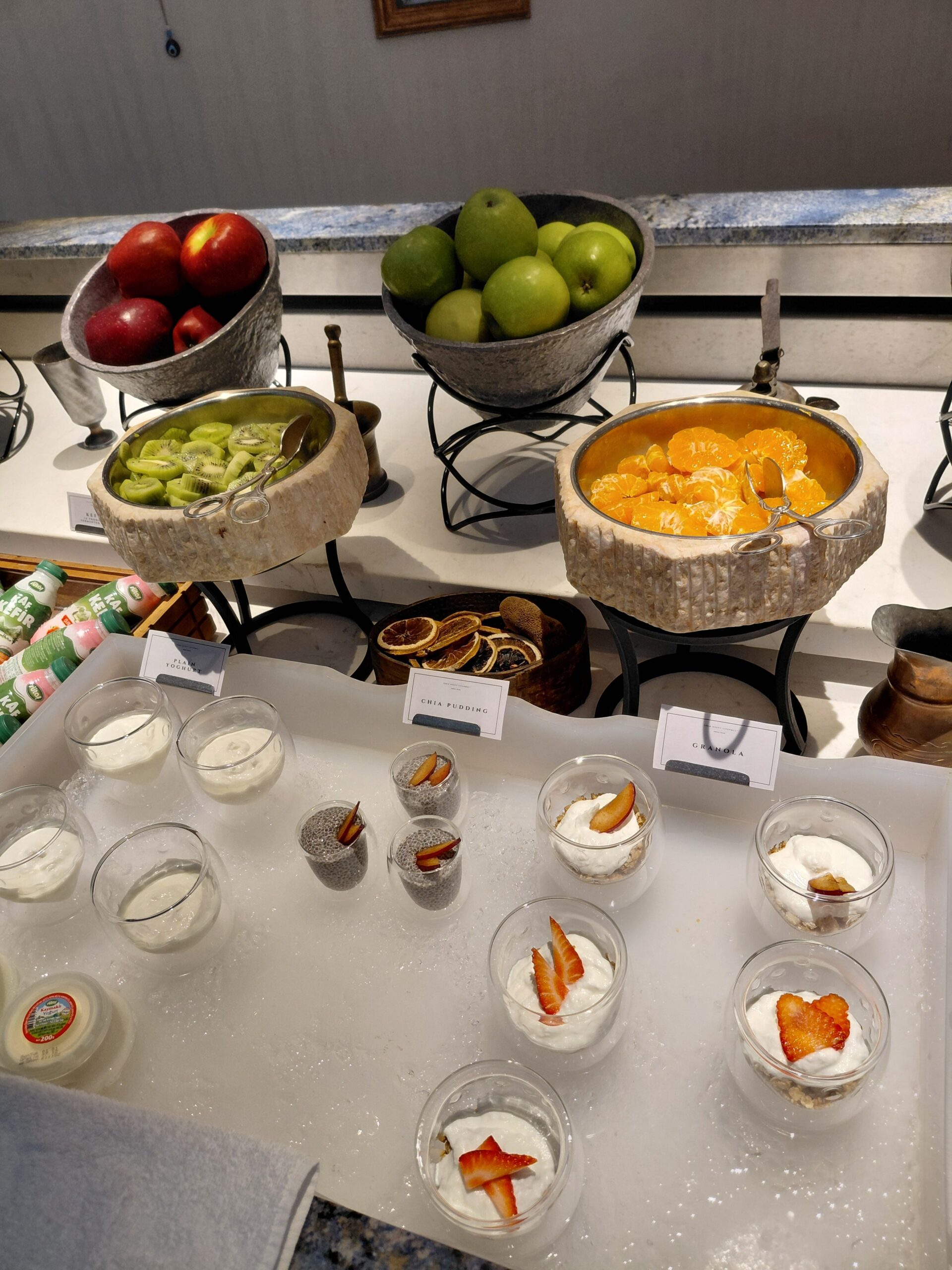 テーブルの上にあるいろんな食べ物