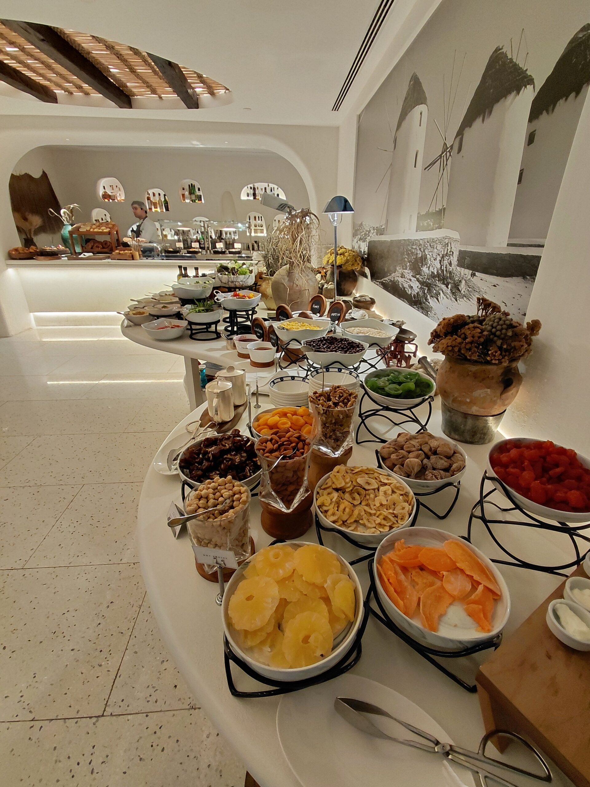 テーブルの上にあるいろんな食べ物