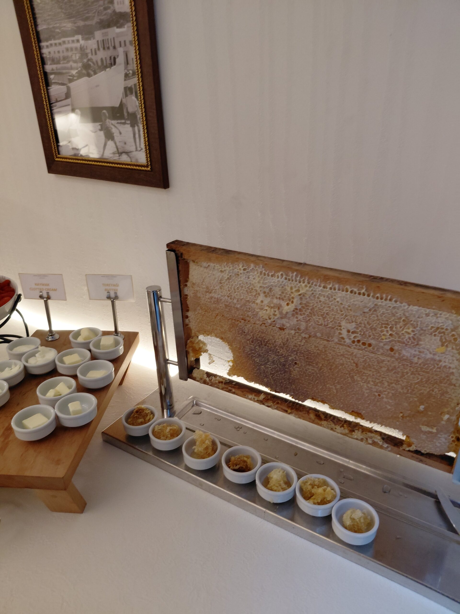 テーブルの上に置いている様々な家具