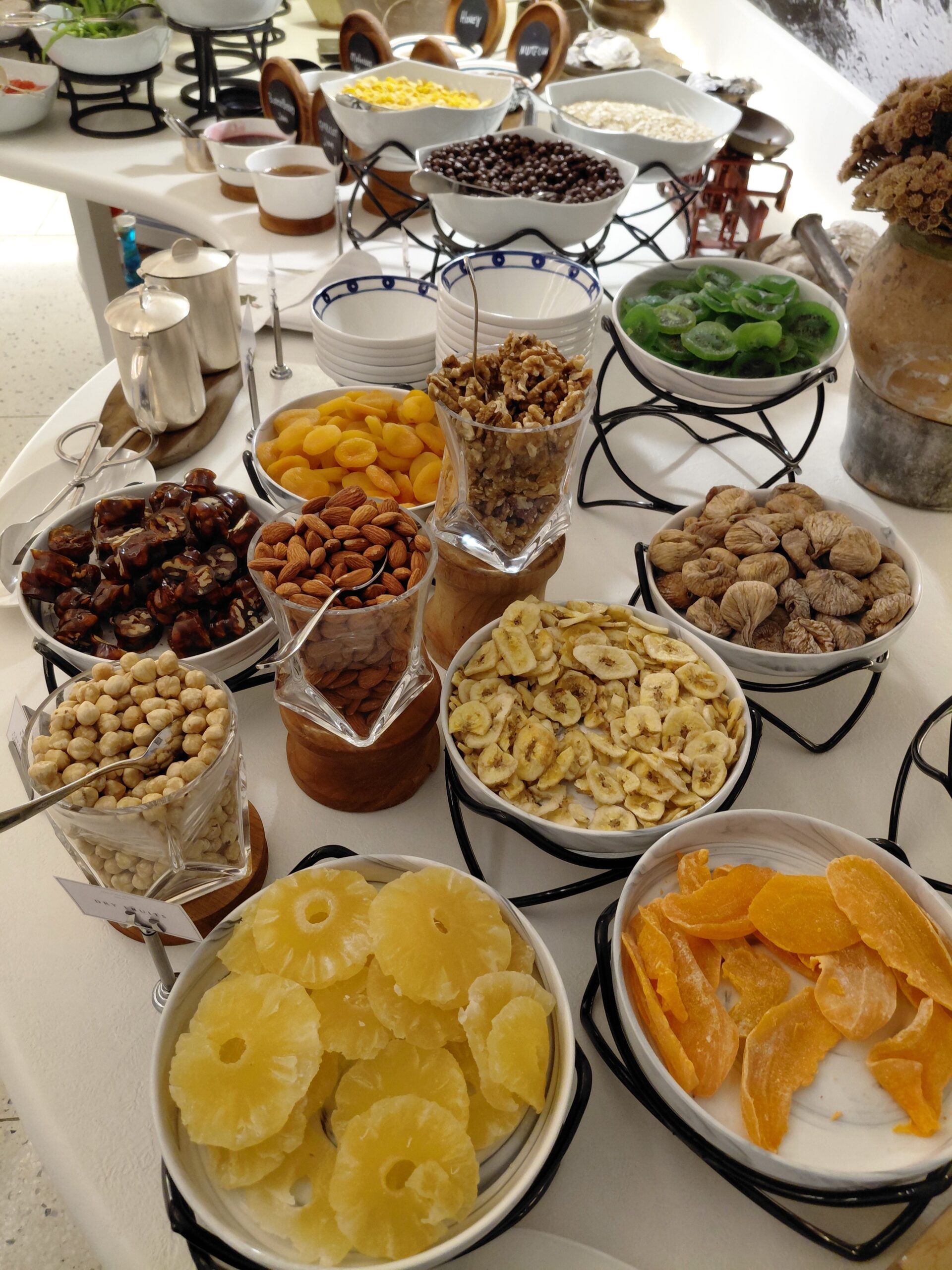 テーブルに置いている様々な料理