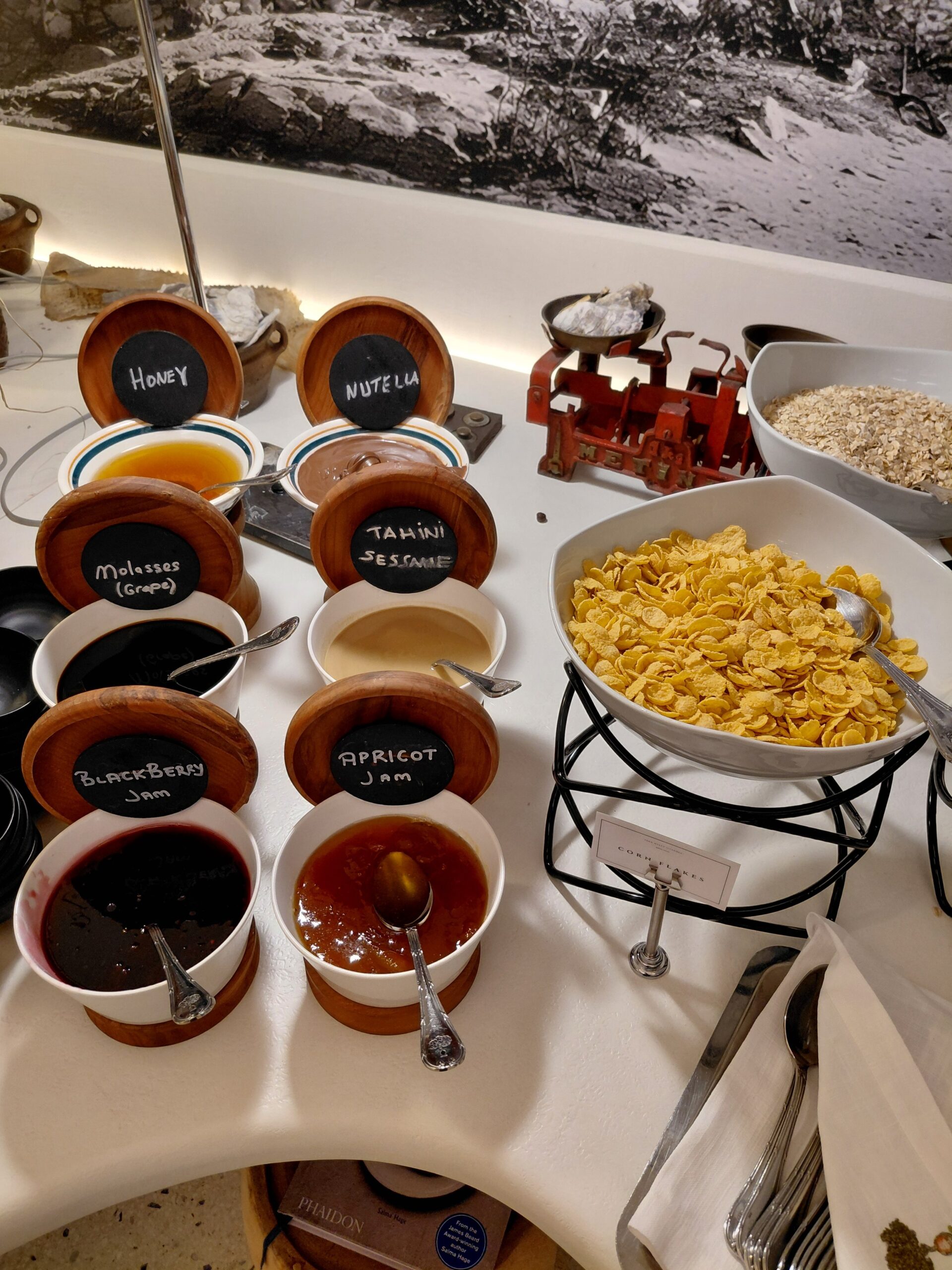 テーブルの上にあるいろんな食べ物